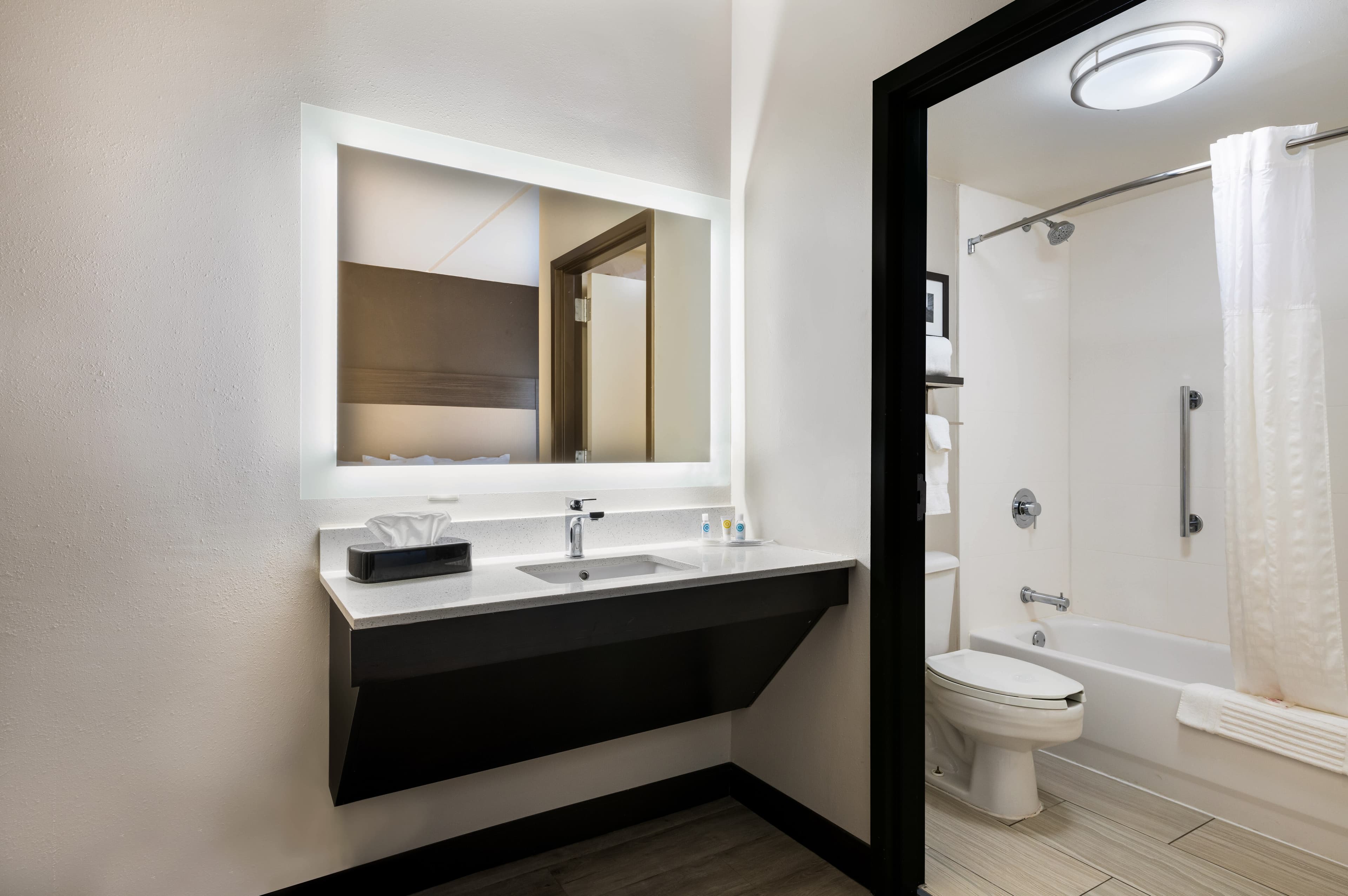 Comfort Suites Northlake — 19