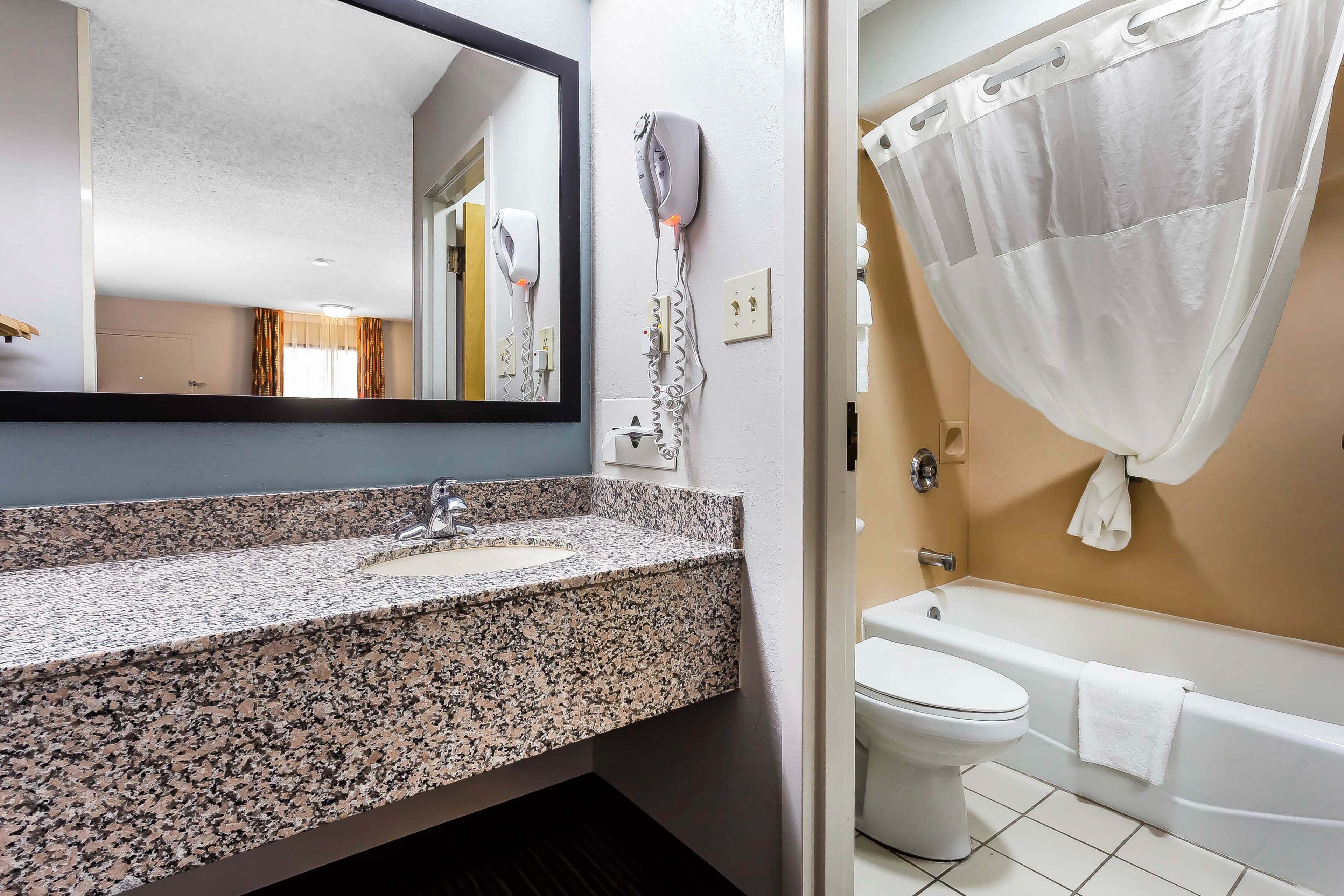 Quality Inn & Suites Mooresville-Lake Norman — 18