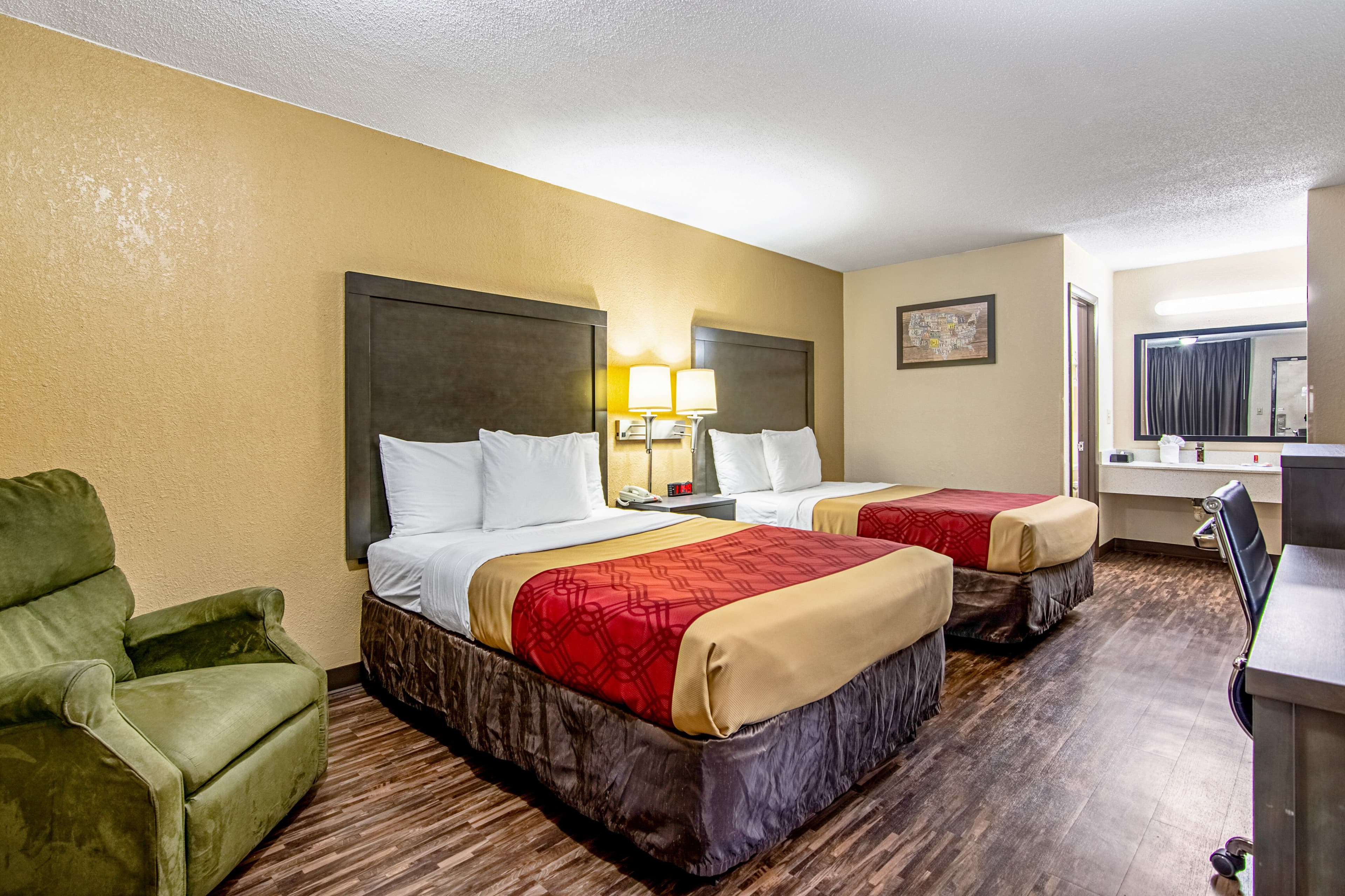 Econo Lodge Inn & Suites Matthews - Charlotte - Image 2