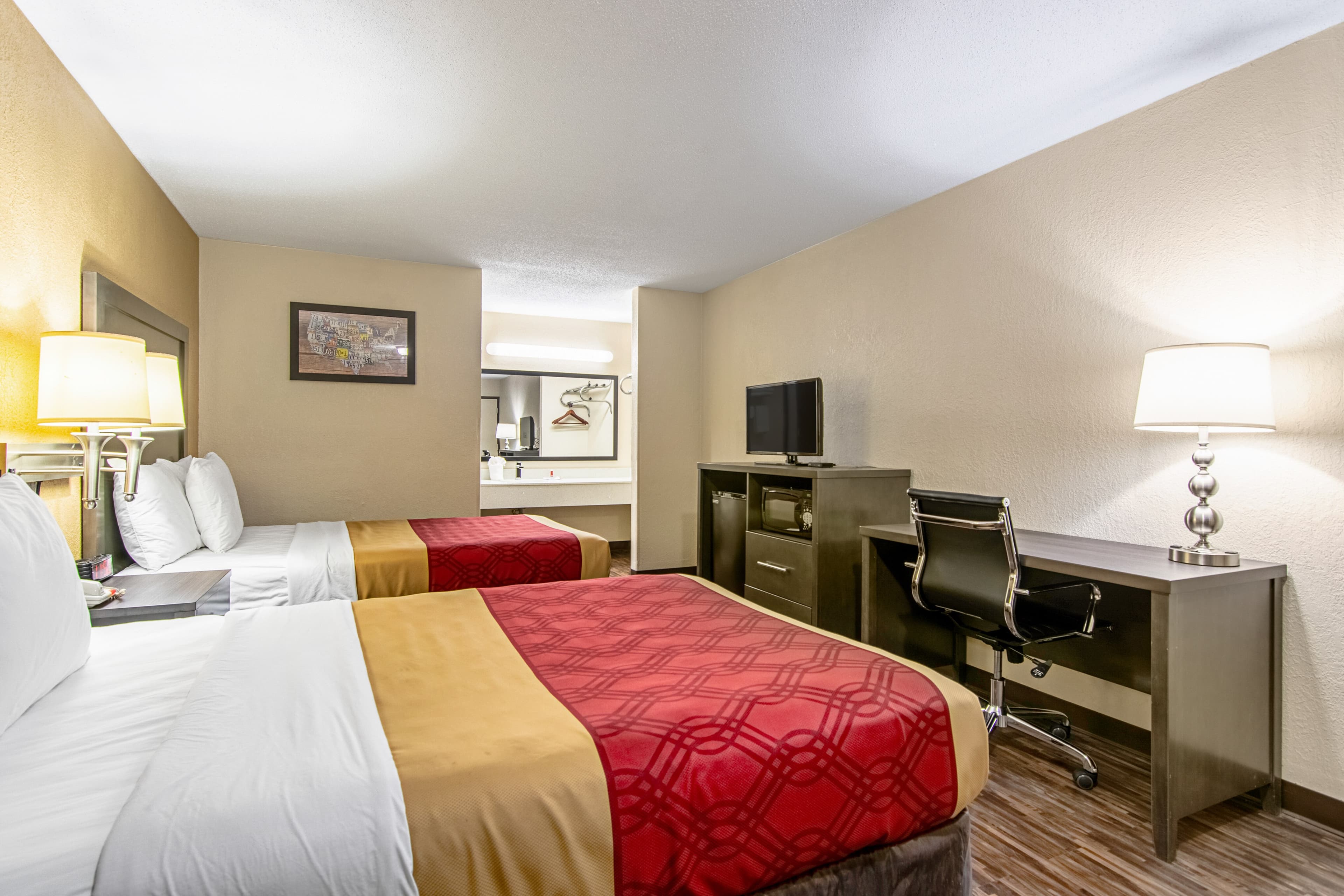 Econo Lodge Inn & Suites Matthews - Charlotte - Image 4