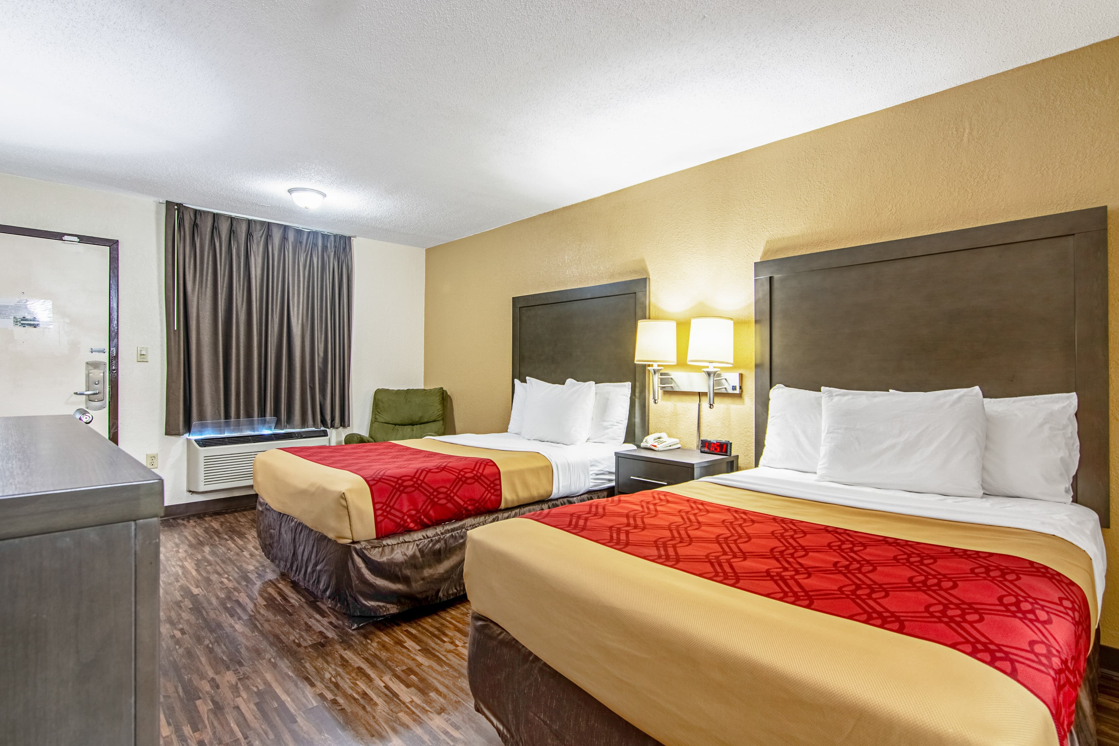 Econo Lodge Inn & Suites Matthews - Charlotte — 6
