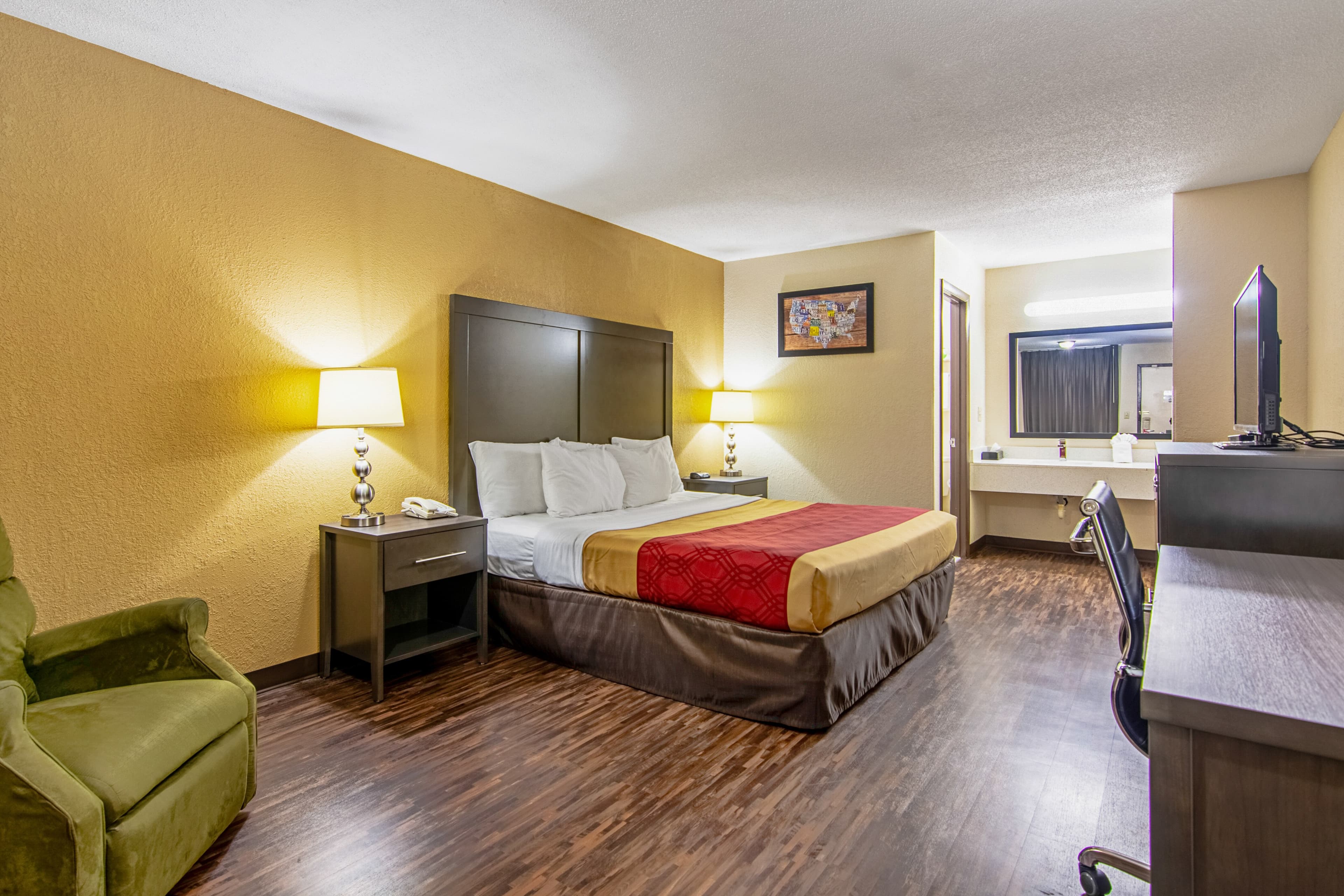 Econo Lodge Inn & Suites Matthews - Charlotte — 17