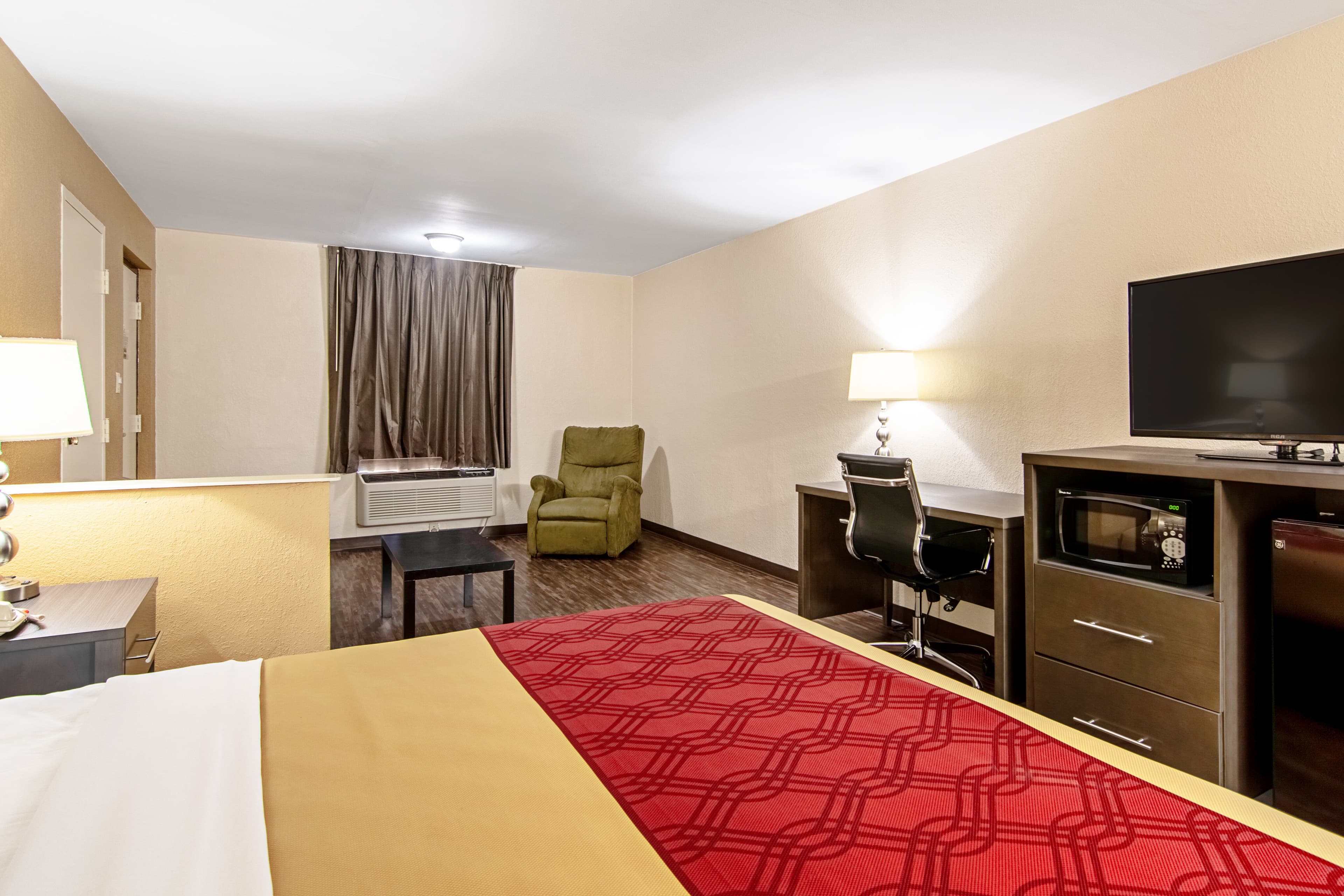 Econo Lodge Inn & Suites Matthews - Charlotte — 37