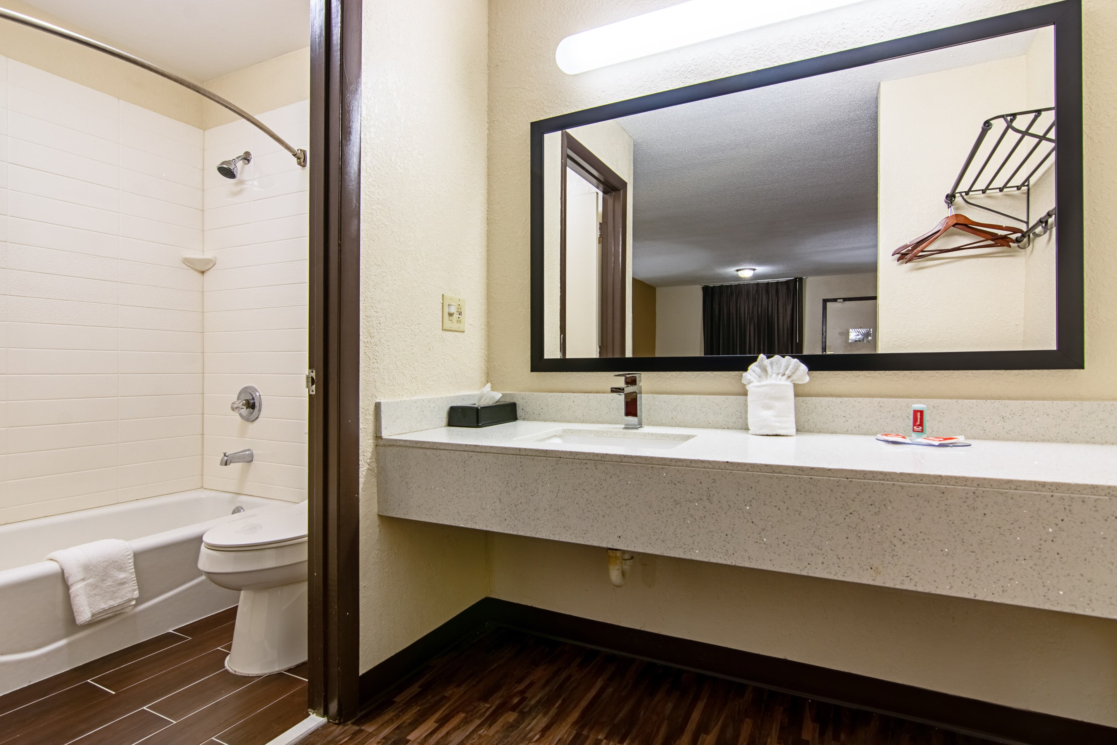 Econo Lodge Inn & Suites Matthews - Charlotte - Image 3