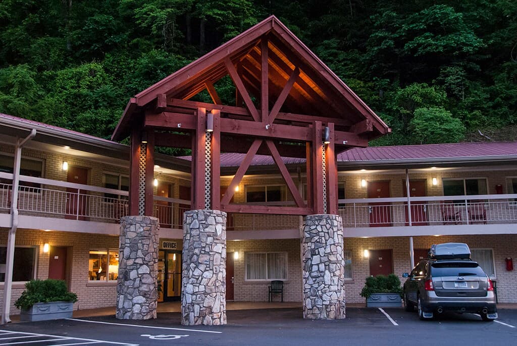 Econo Lodge Cherokee Near Island Park - Image 1