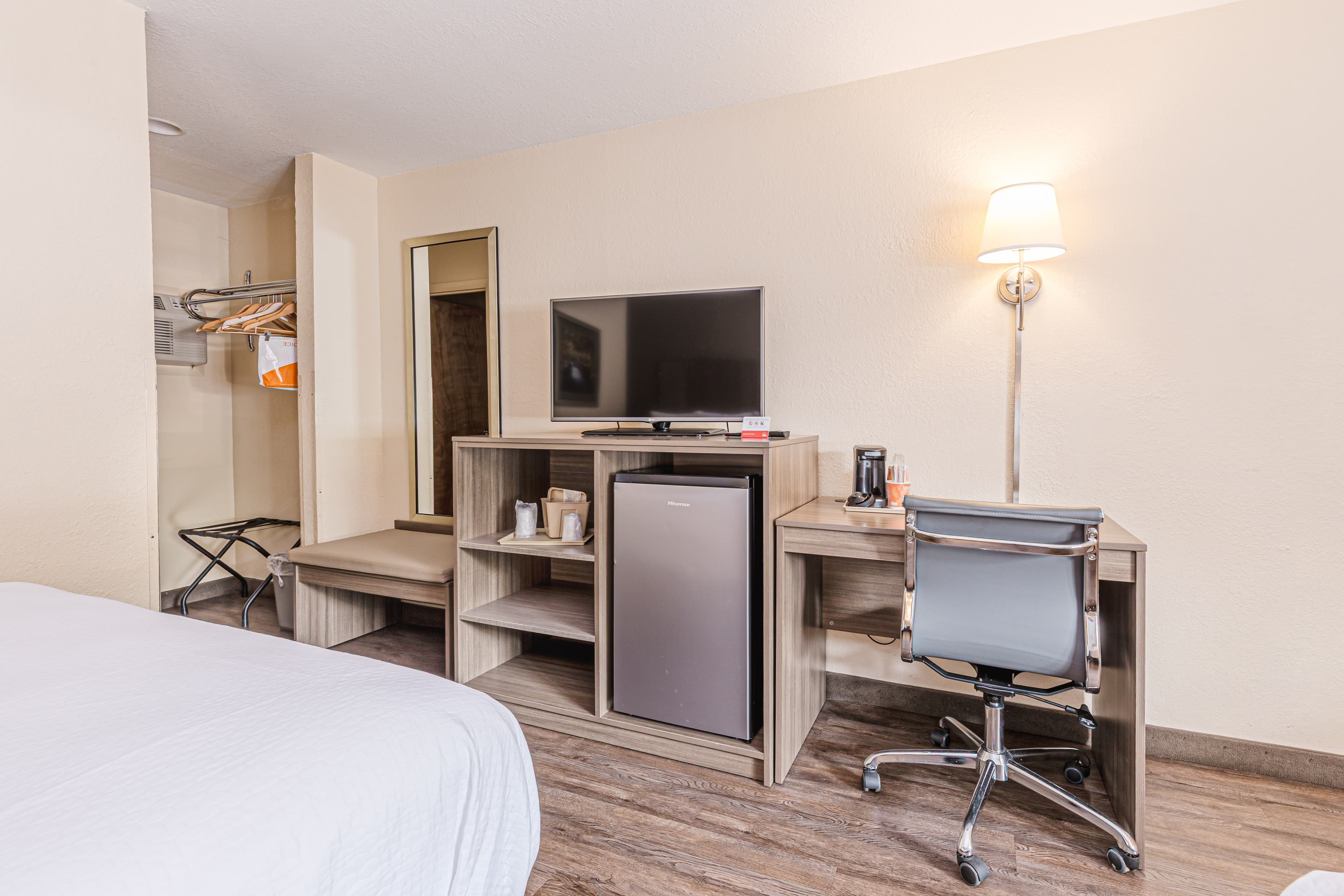 Econo Lodge Cherokee Near Island Park - Image 3