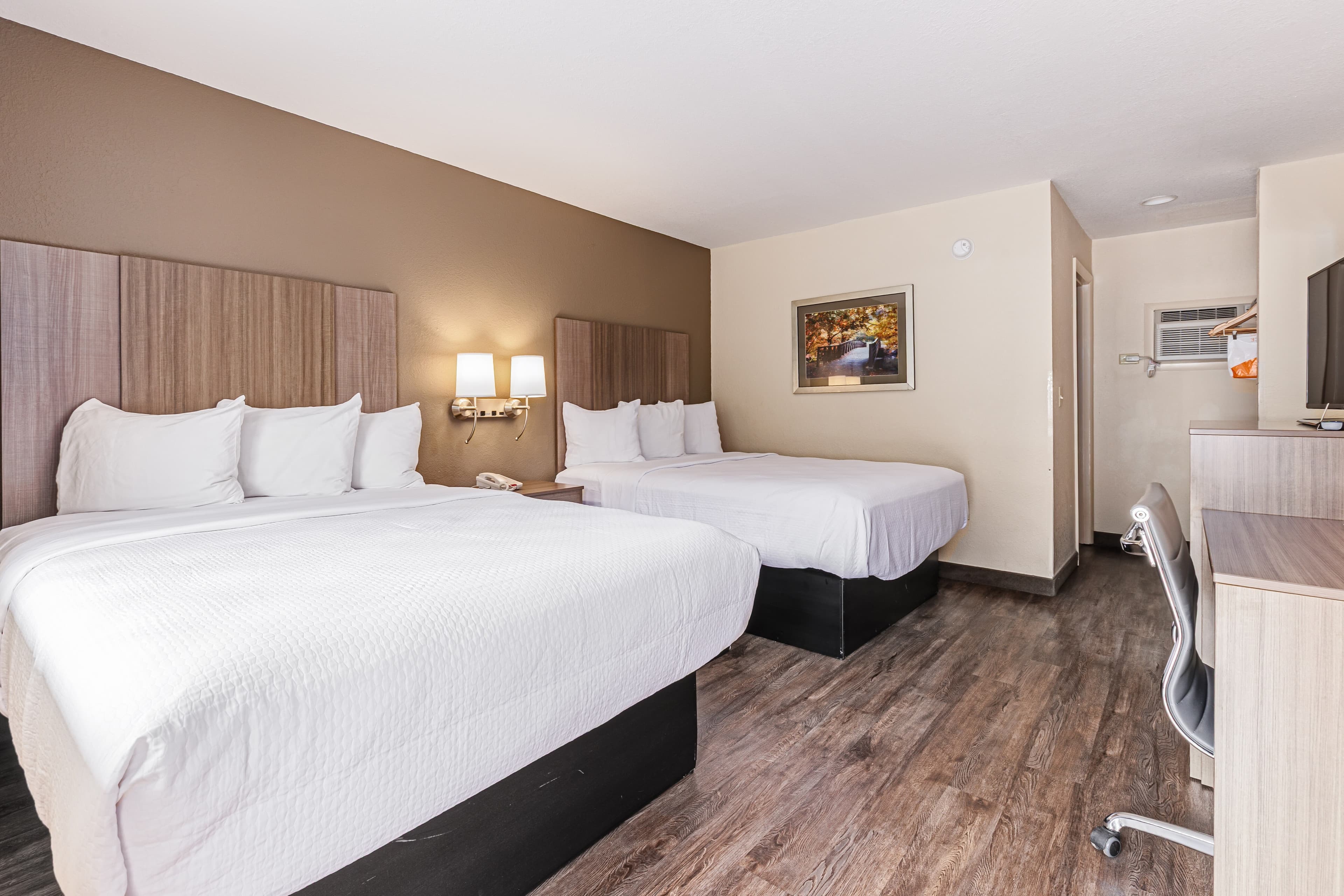 Econo Lodge Cherokee Near Island Park - Image 4