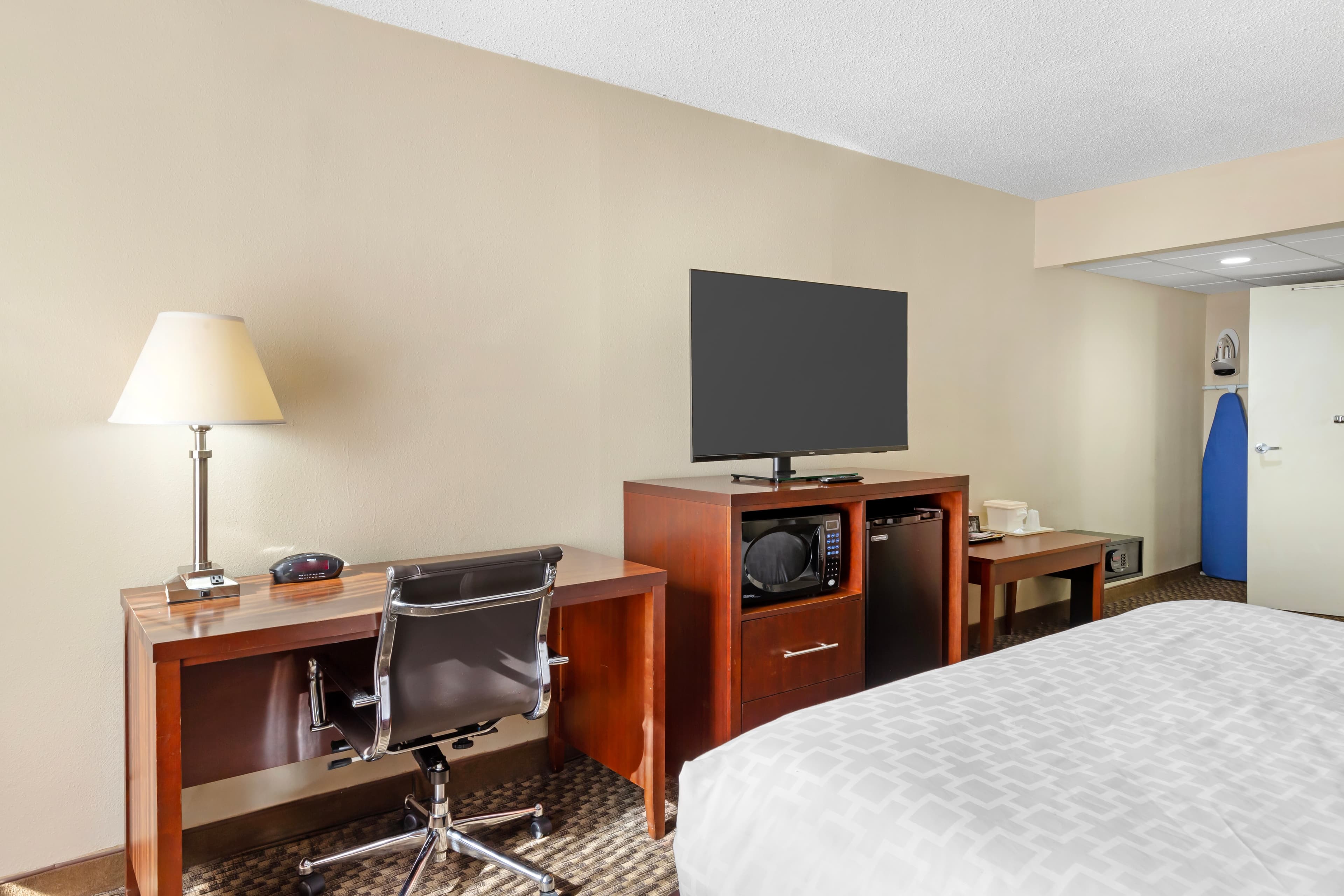 Clarion Pointe Durham Research Triangle Park - Image 4