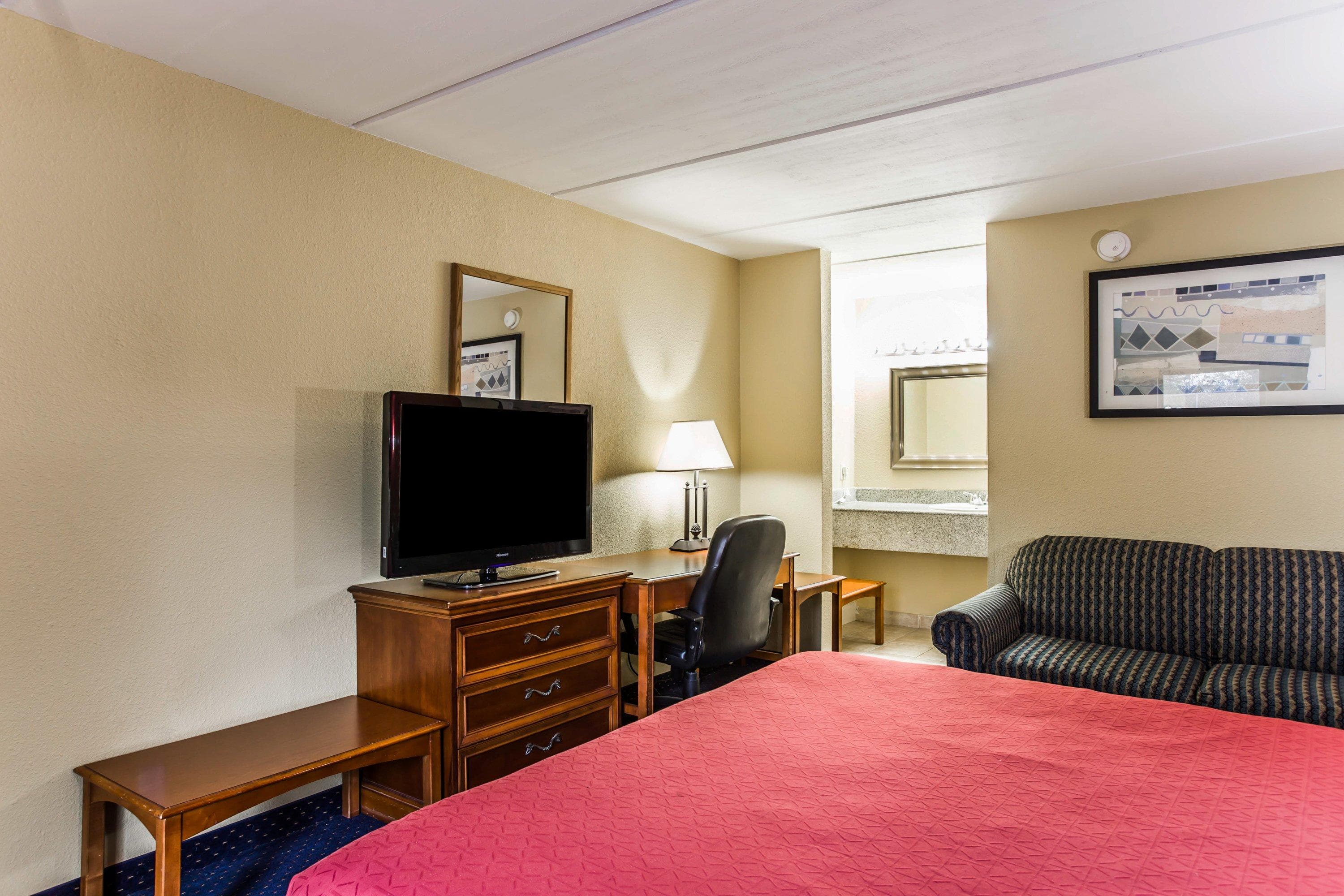 Rodeway Inn Charlotte North End — 14