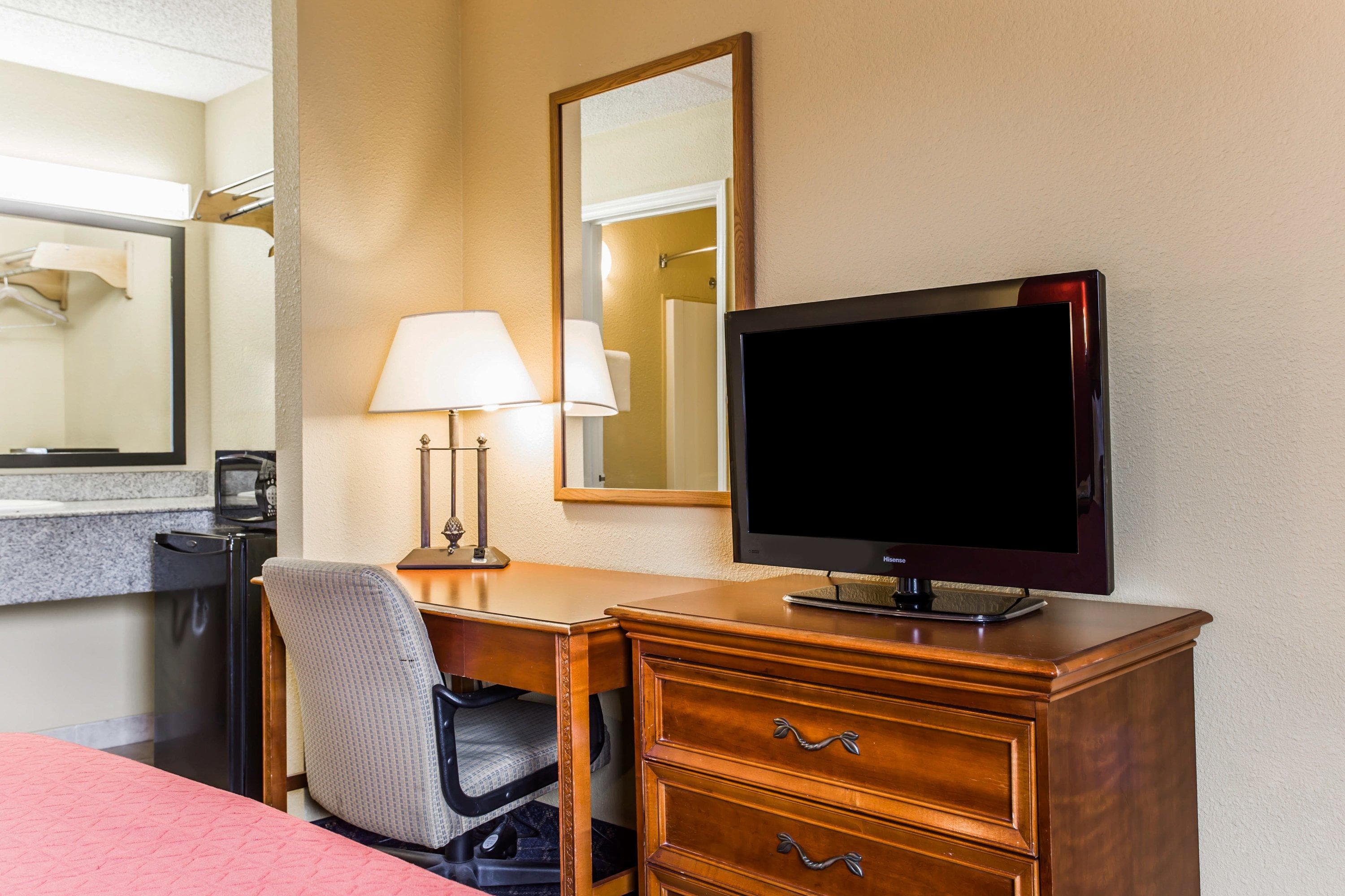 Rodeway Inn Charlotte North End - Image 3