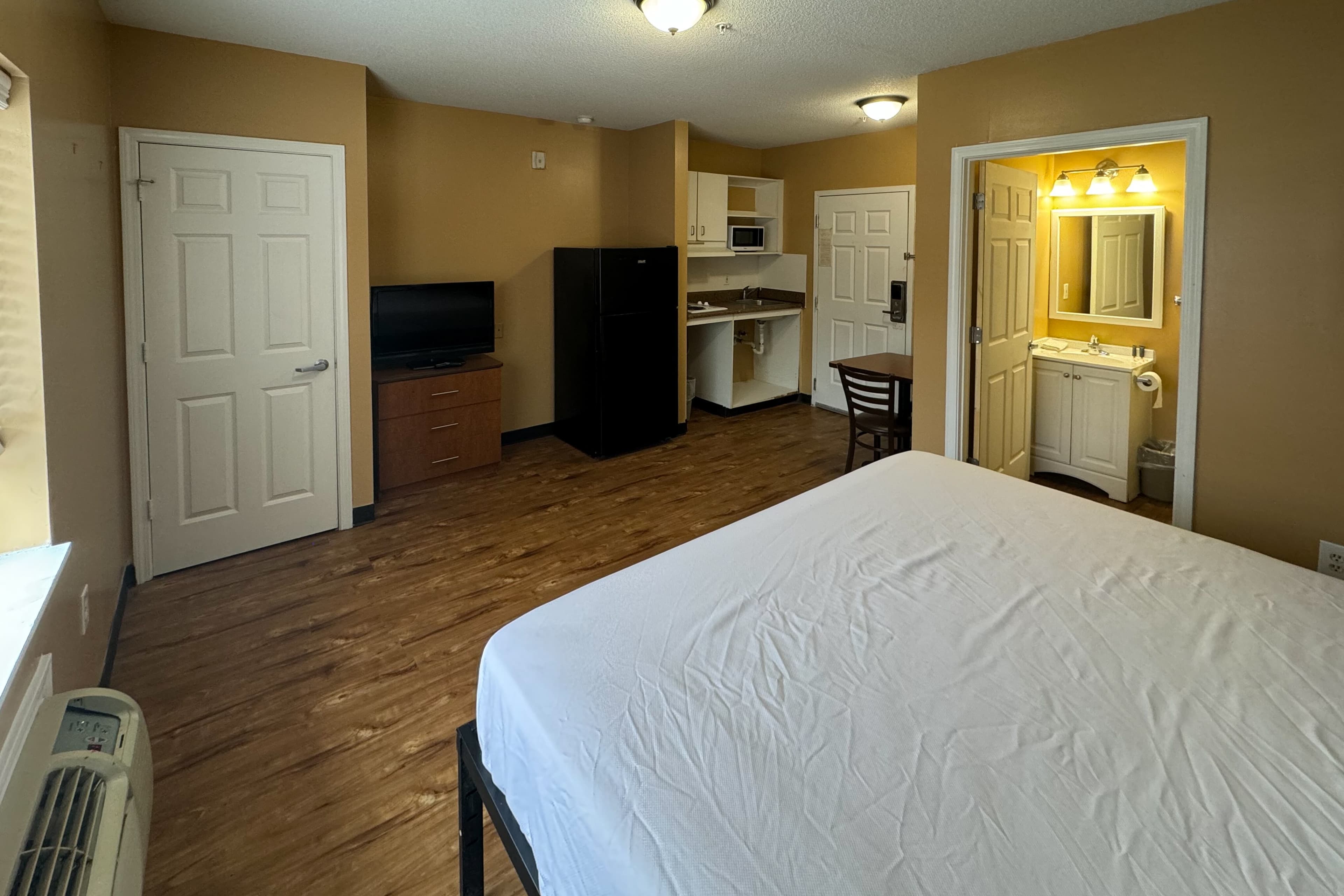 Suburban Studios near University of North Carolina-Charlotte - Image 1