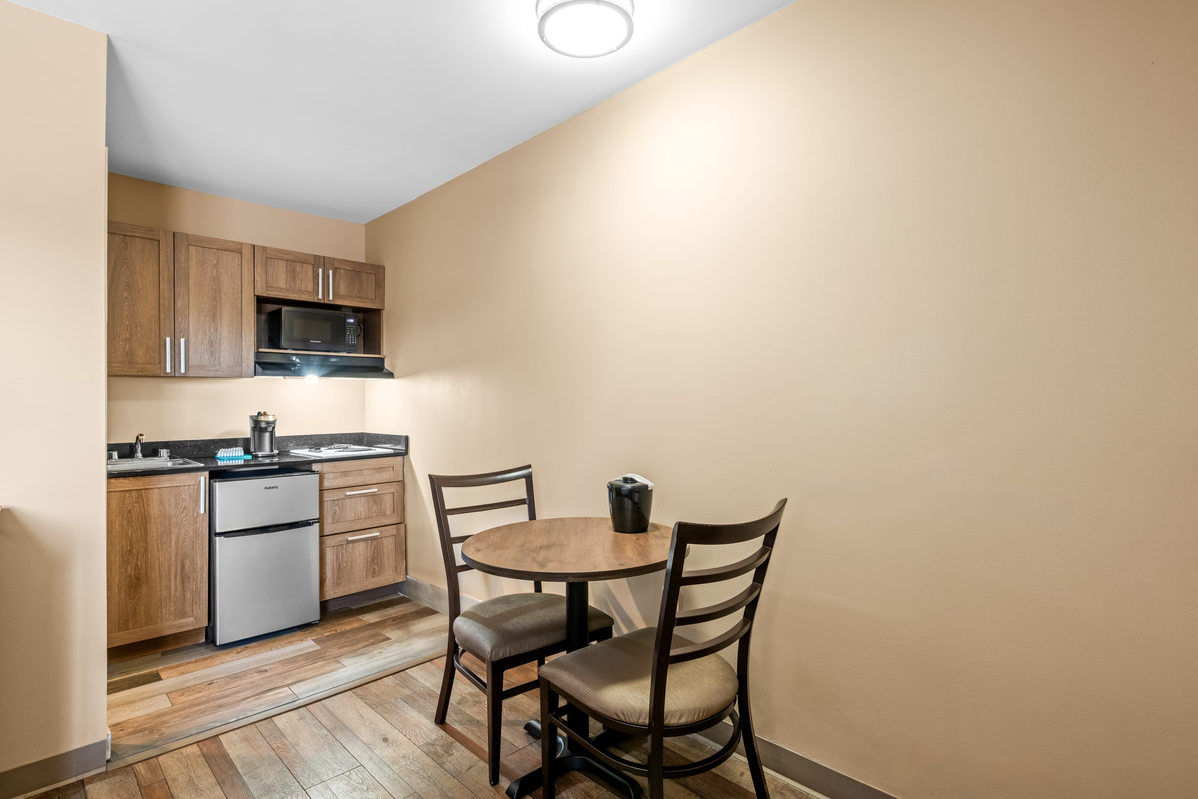 1 Single Bed, Kitchenette - Image 6