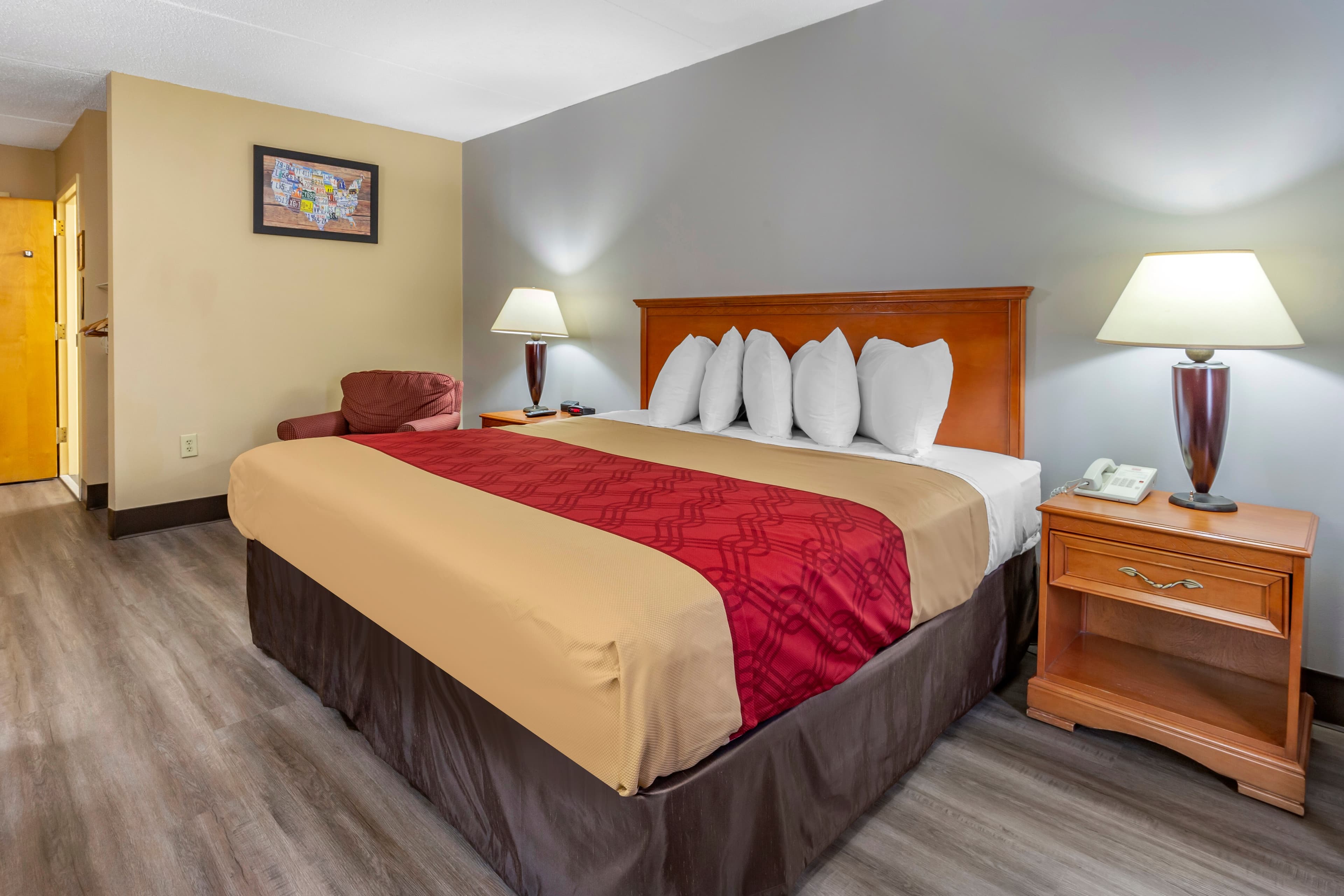Econo Lodge & Suites Southern Pines - Pinehurst - Image 2