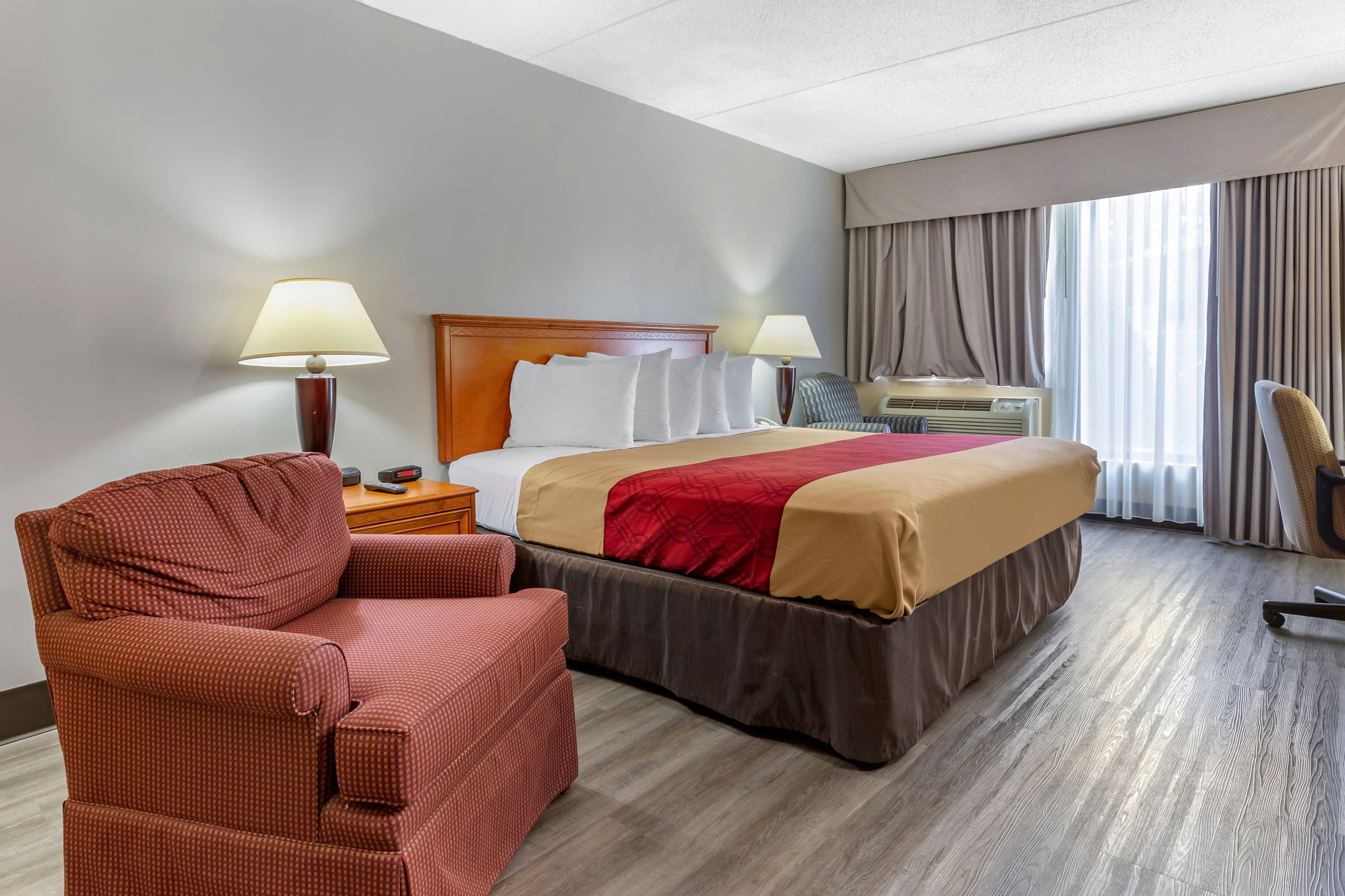 Econo Lodge & Suites Southern Pines - Pinehurst - Image 3