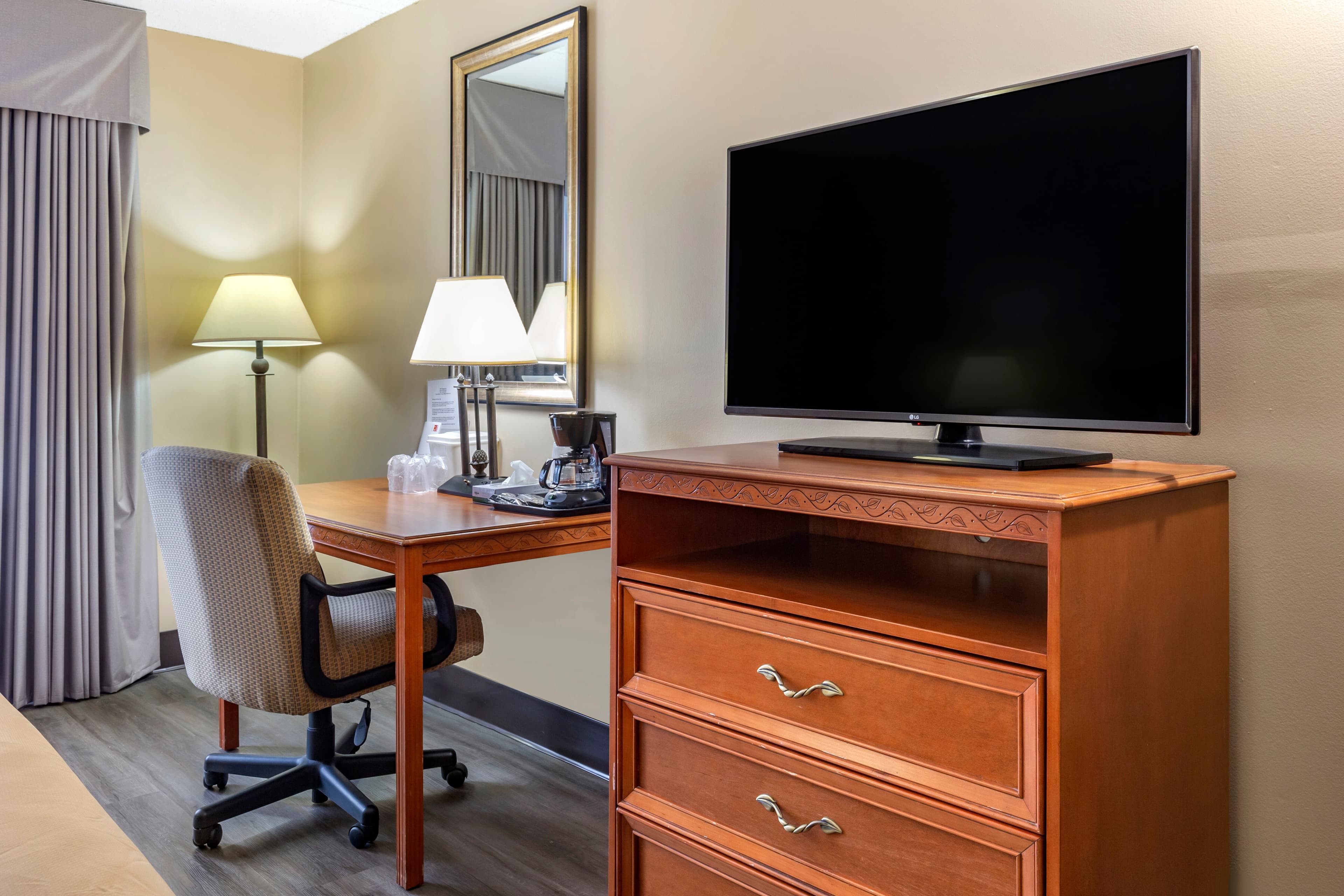 Econo Lodge & Suites Southern Pines - Pinehurst - Image 4