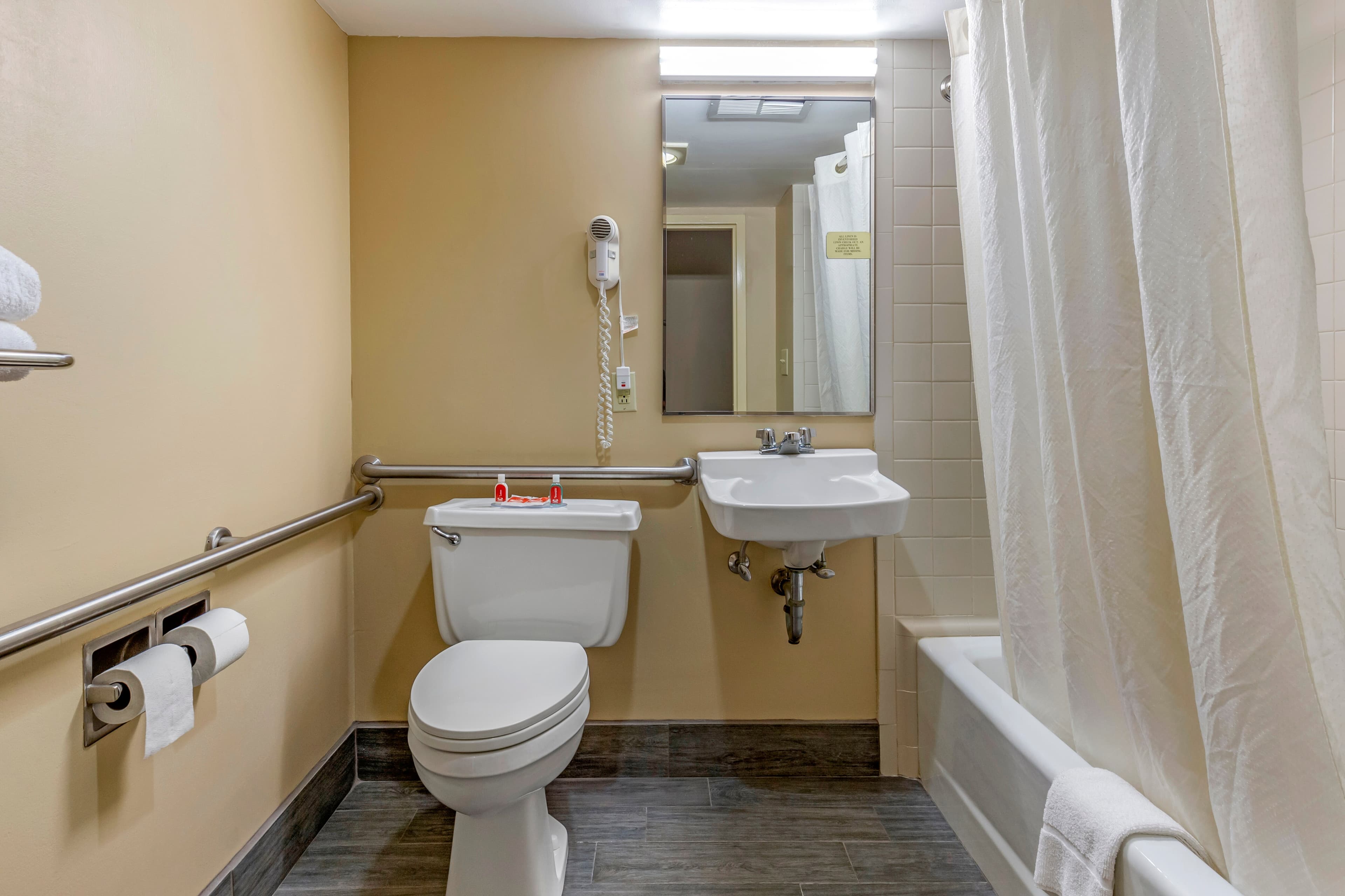 Econo Lodge & Suites Southern Pines - Pinehurst - Image 5