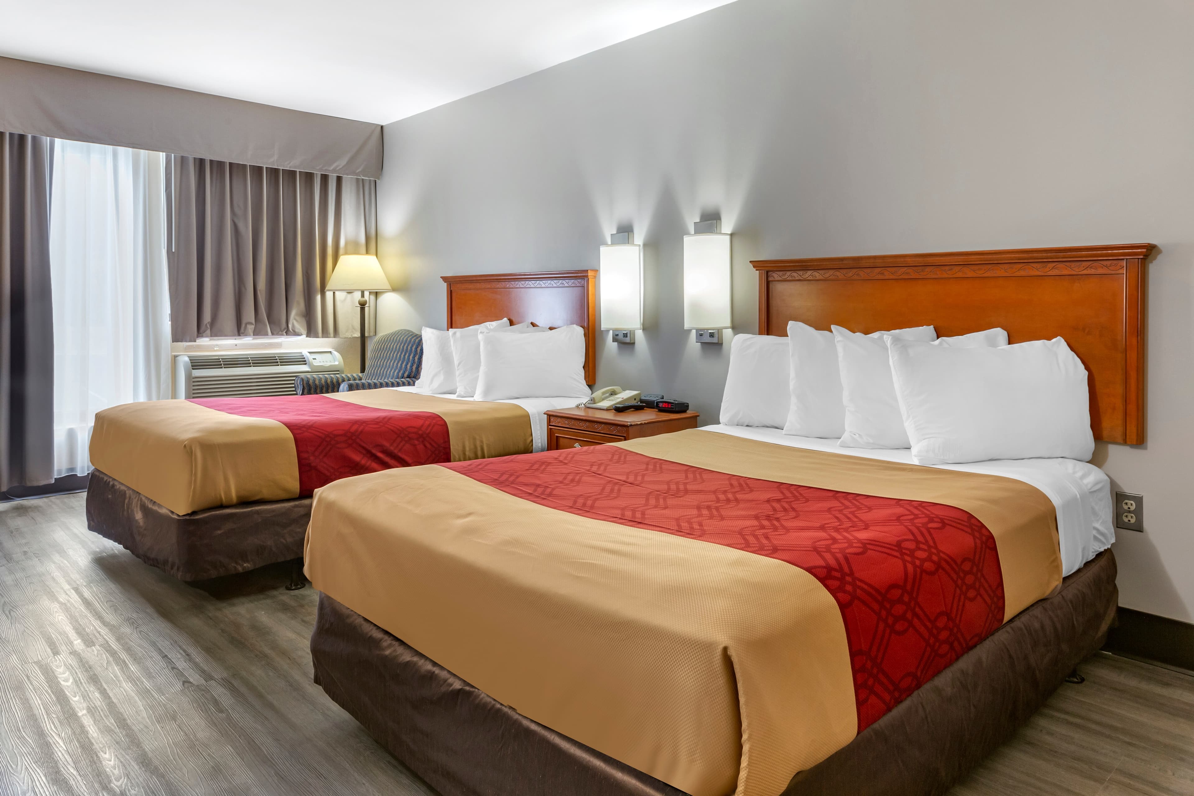 Econo Lodge & Suites Southern Pines - Pinehurst — 7