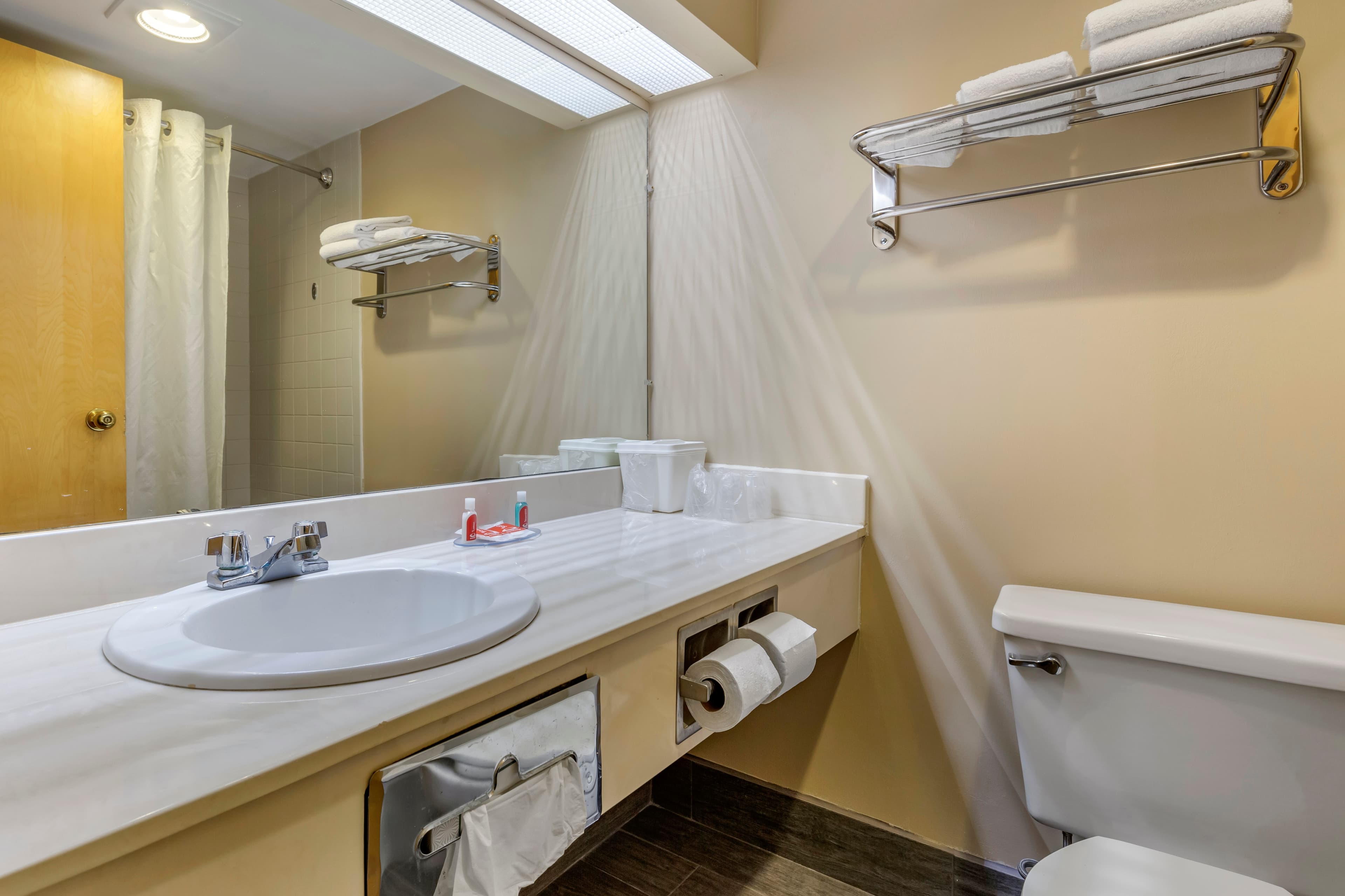 Econo Lodge & Suites Southern Pines - Pinehurst — 9