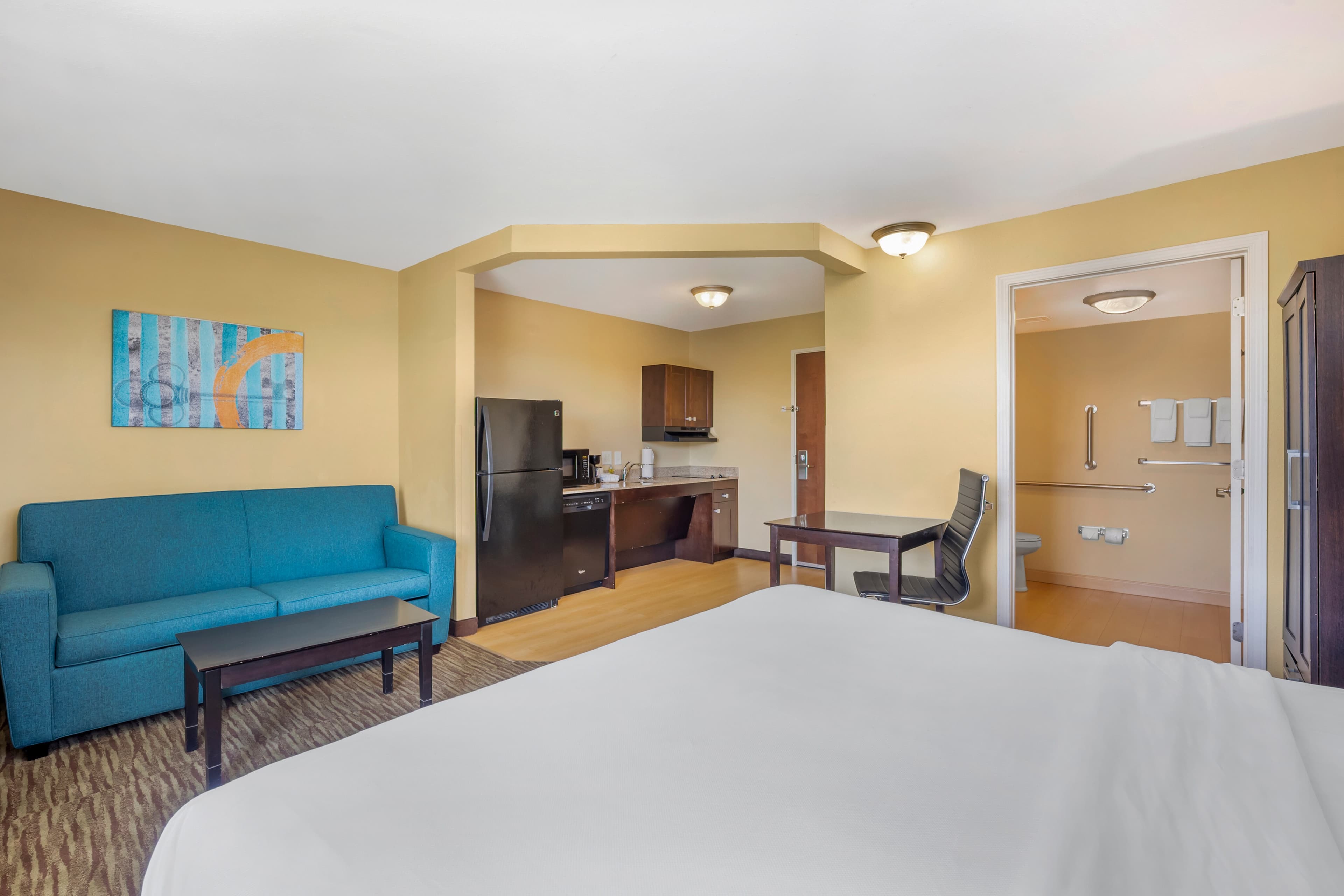 MainStay Suites Jacksonville near Camp Lejeune - Image 3
