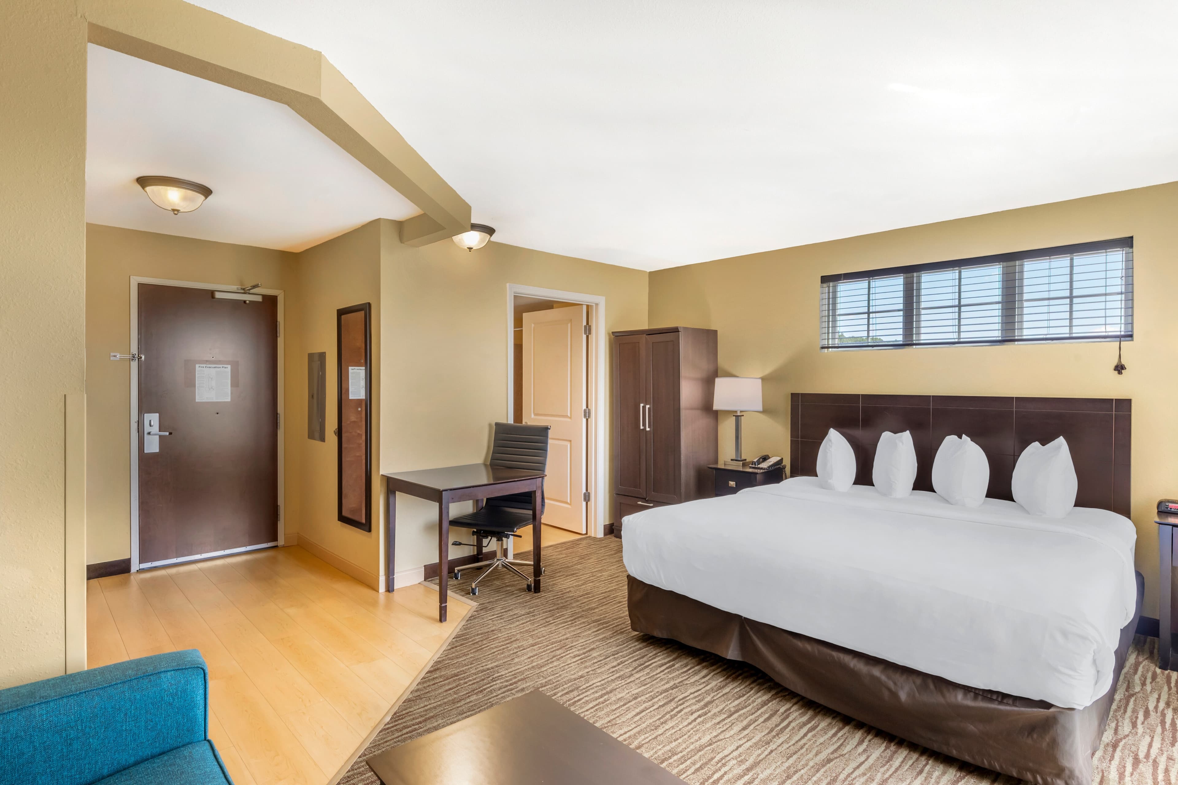 MainStay Suites Jacksonville near Camp Lejeune - Image 4