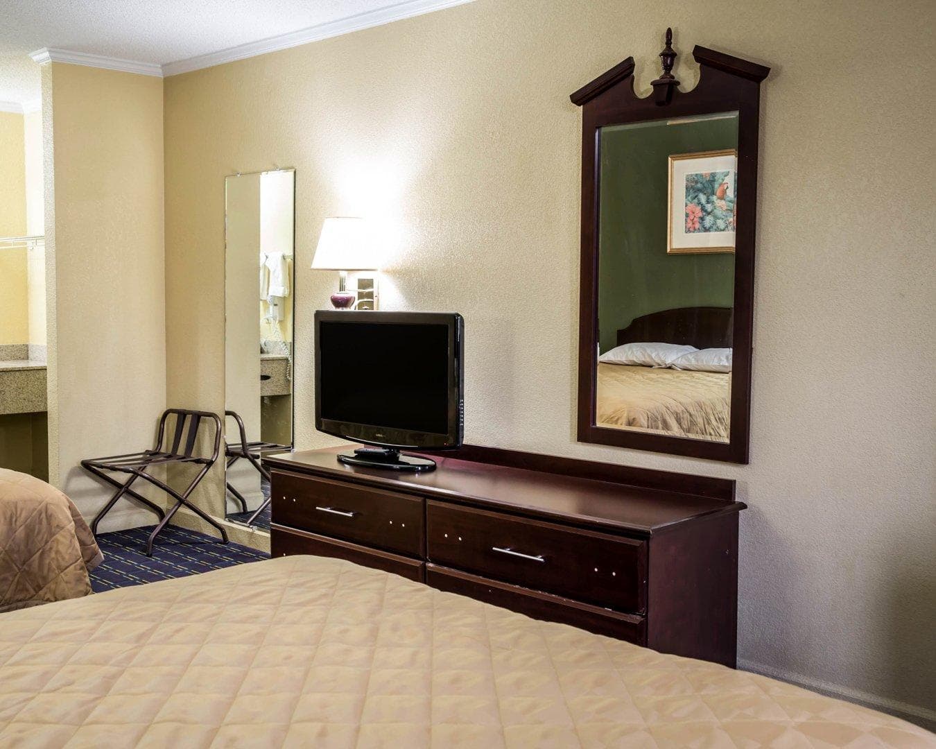 Rodeway Inn & Suites Plymouth Hwy 64 - Image 4