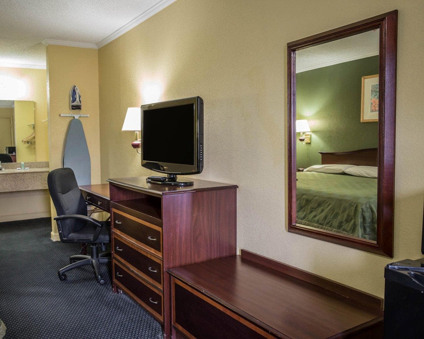 Rodeway Inn & Suites Plymouth Hwy 64 — 9