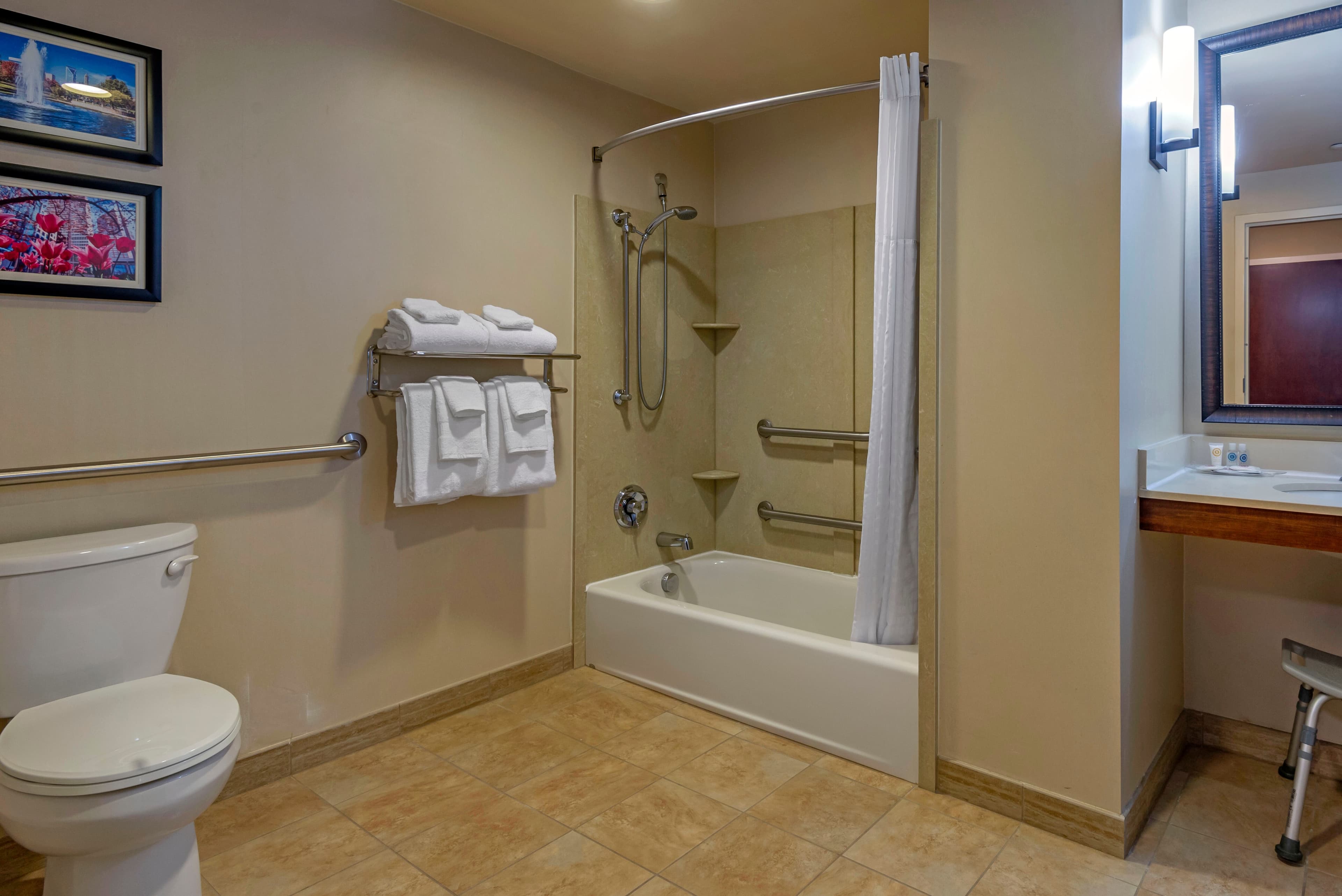 Comfort Suites Huntersville near Lake Norman - Image 4