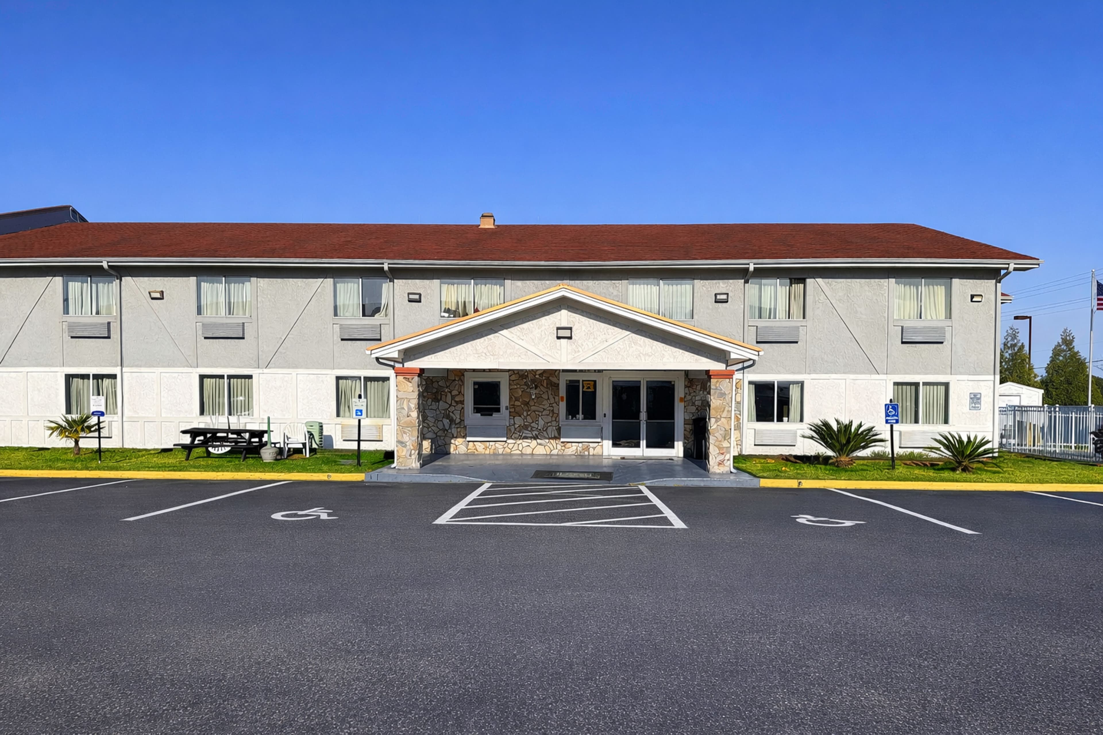 Rodeway Inn & Suites Jacksonville near Camp Lejeune - Image 1