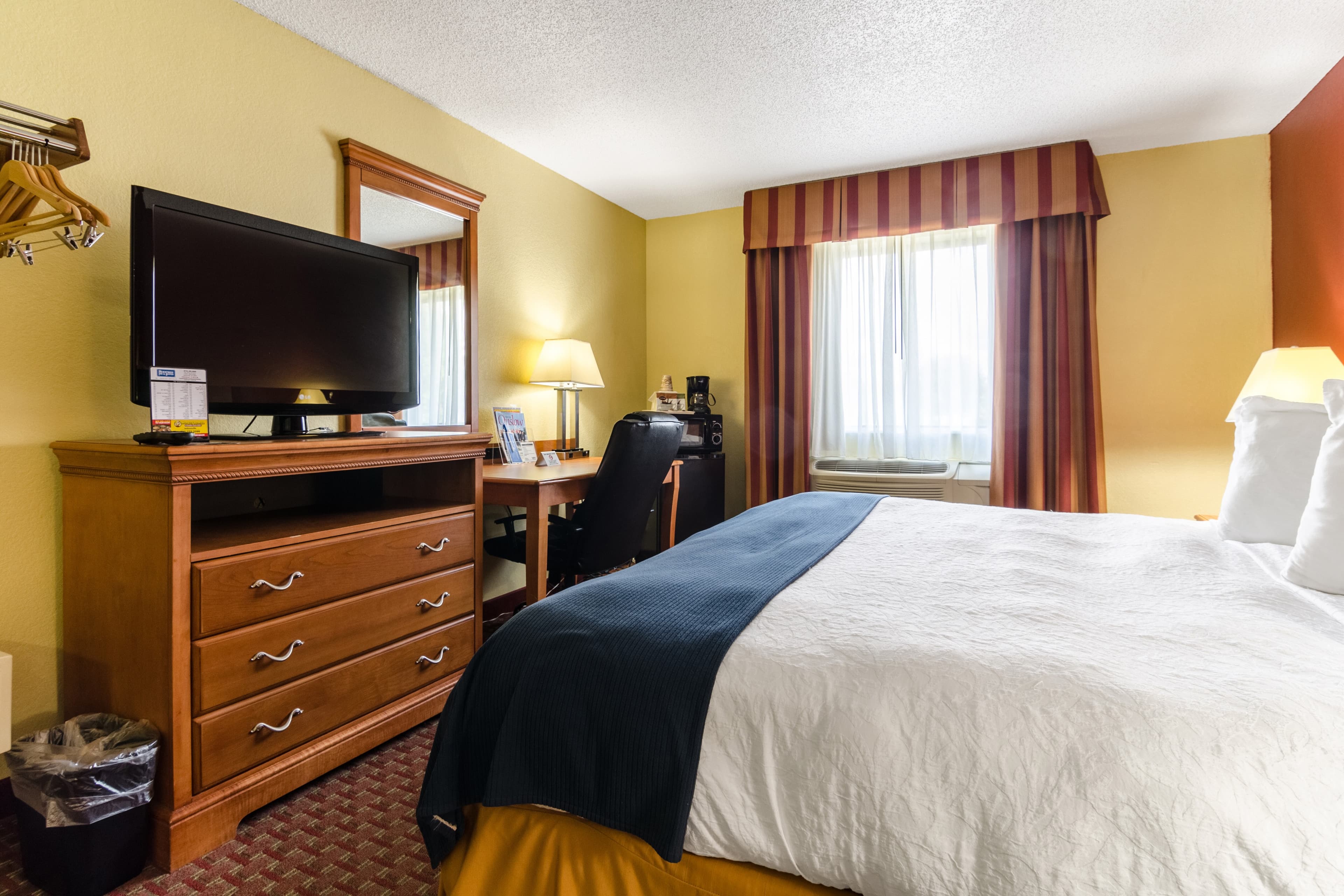 Rodeway Inn & Suites Jacksonville near Camp Lejeune - Image 4