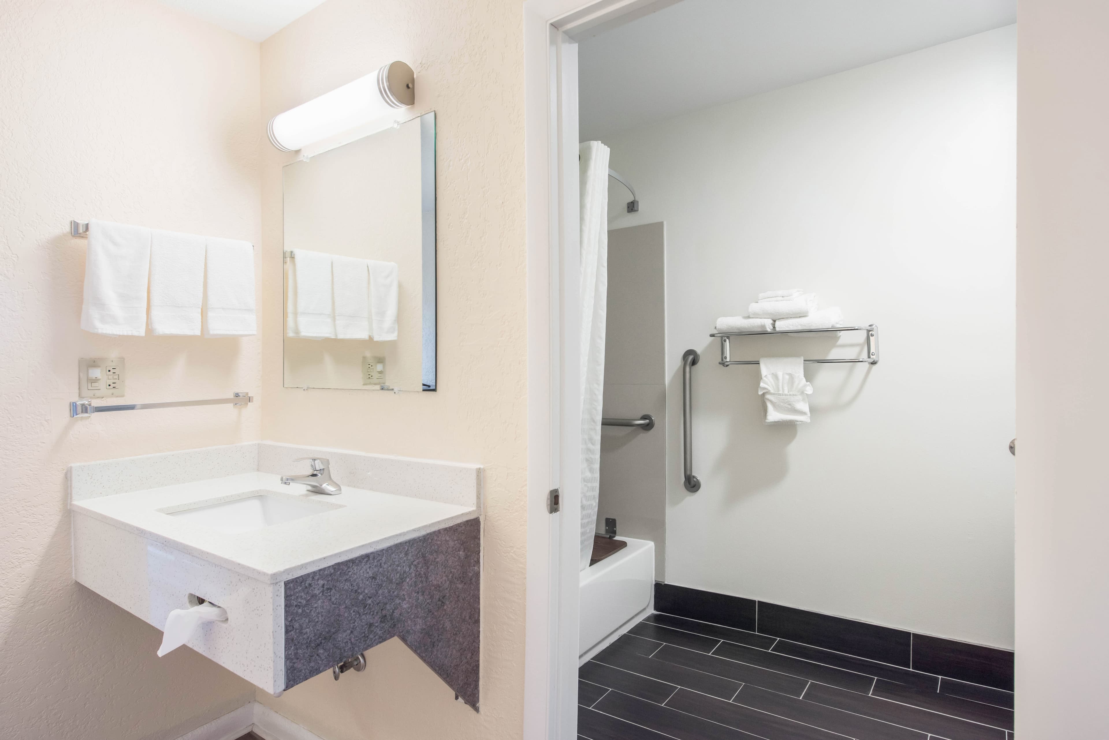 Econo Lodge Waynesville — 10
