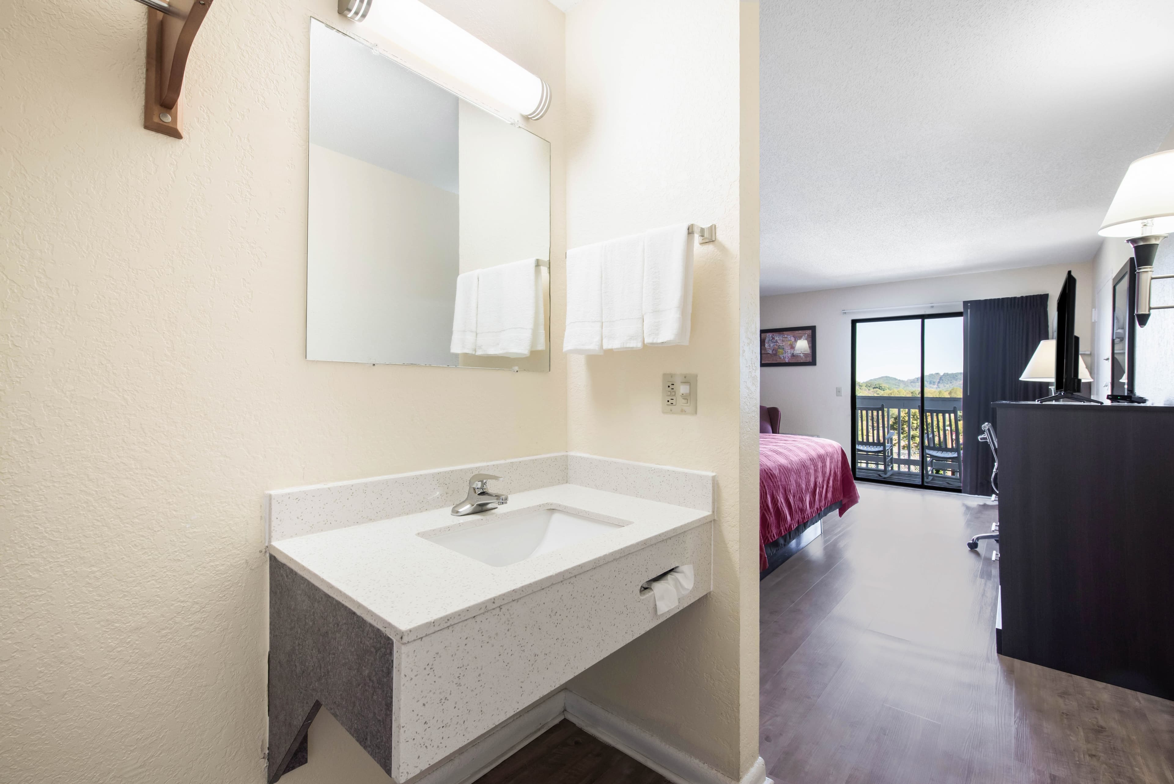 Econo Lodge Waynesville — 6