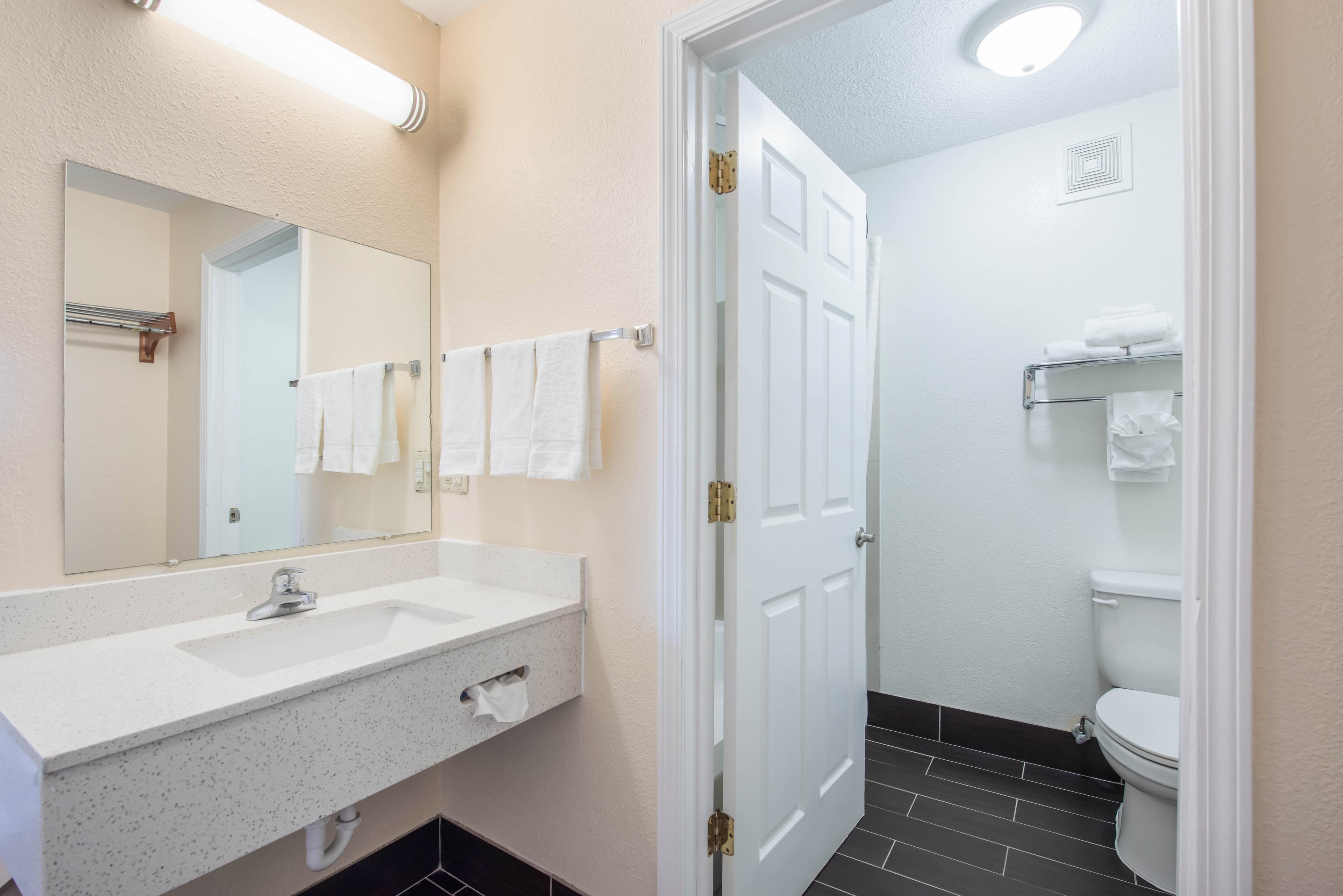 Econo Lodge Waynesville — 15