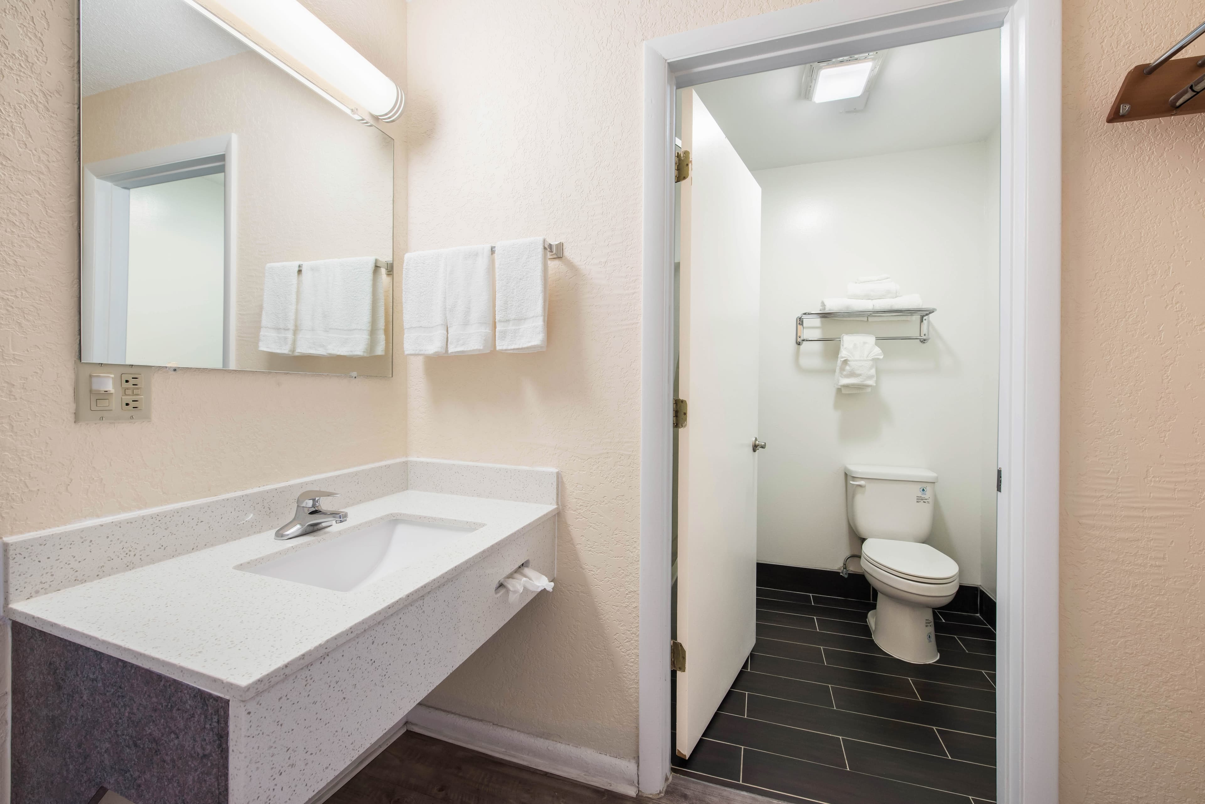 Econo Lodge Waynesville — 20