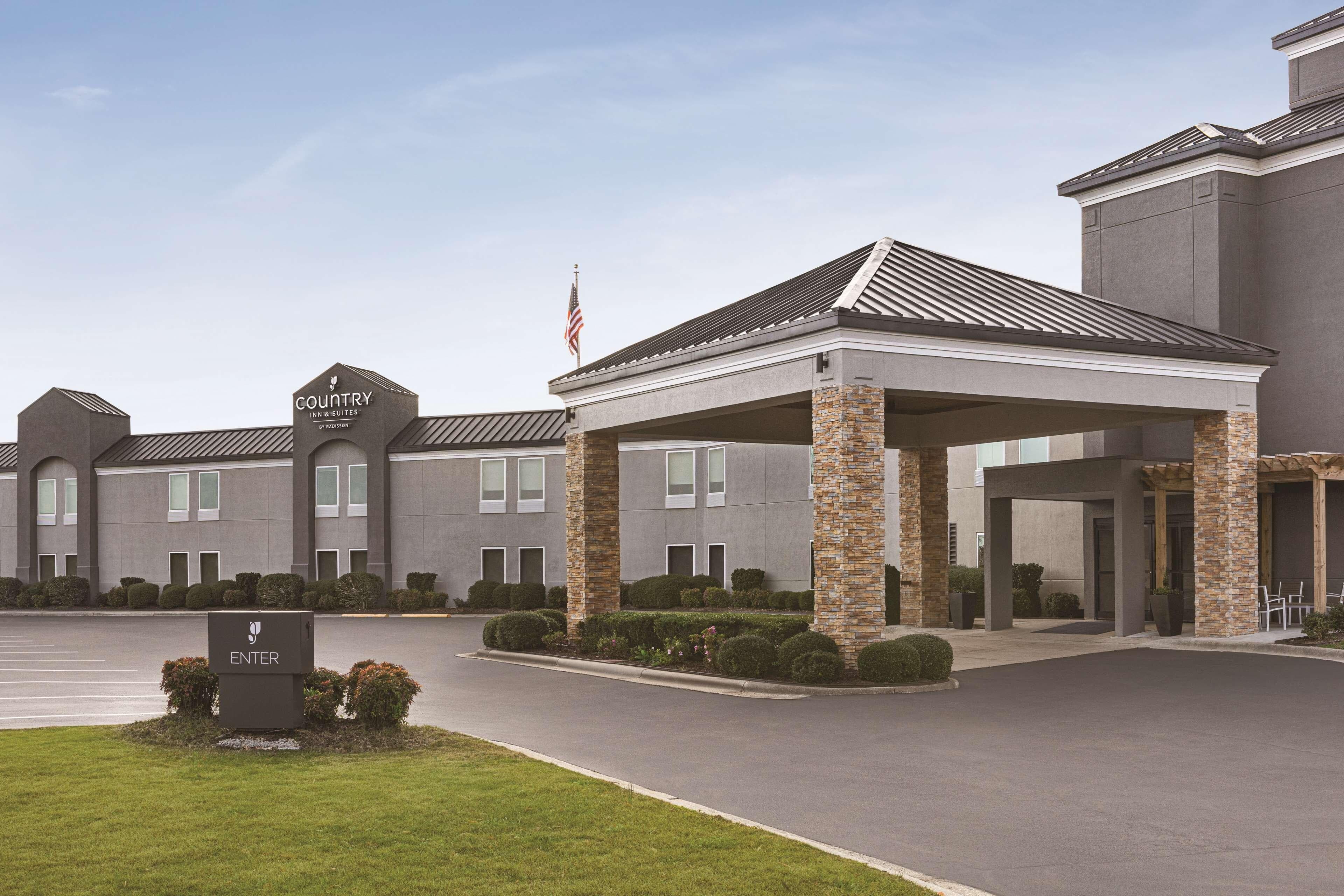 Country Inn & Suites by Radisson, Dunn I-95 - Image 1