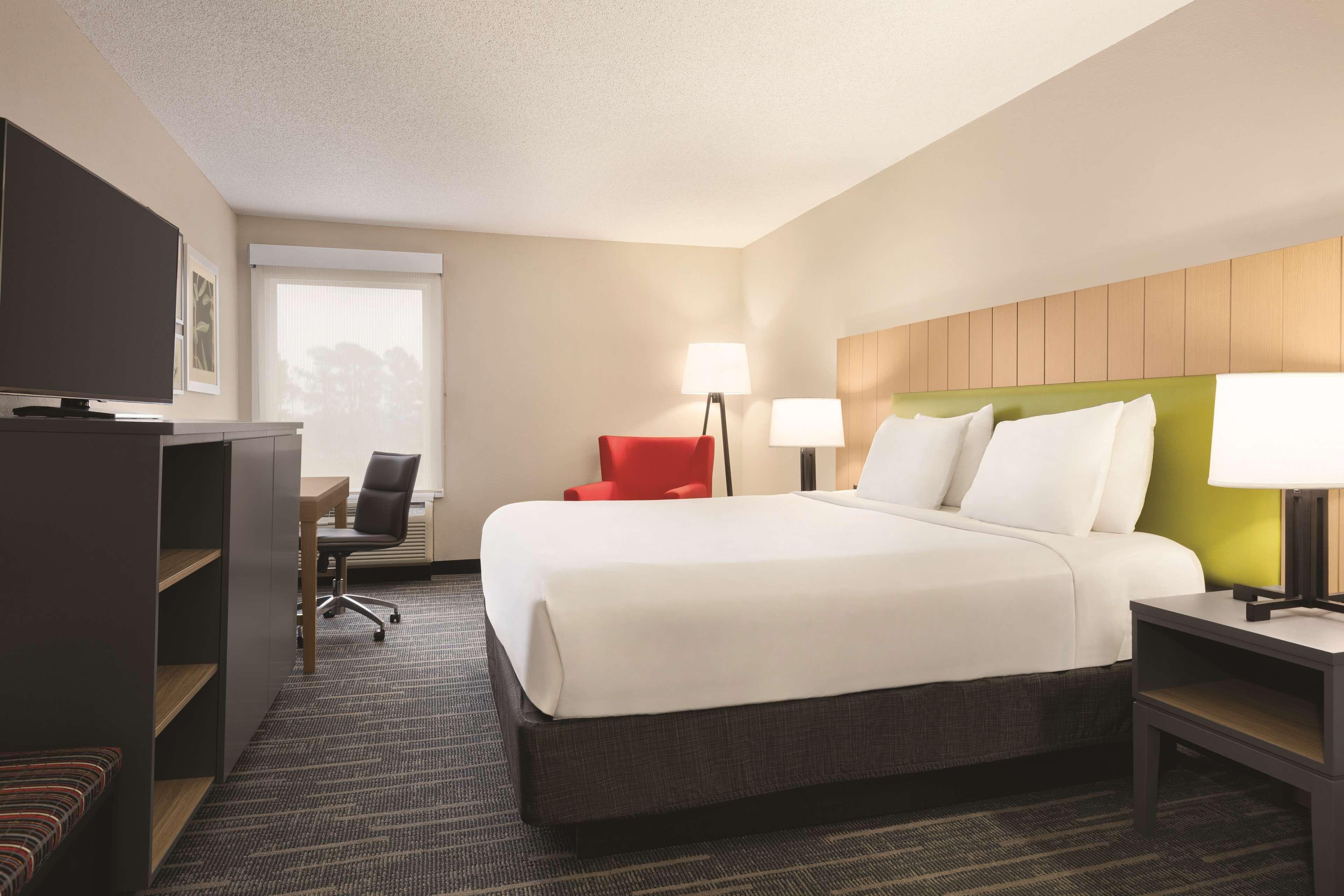 Country Inn & Suites by Radisson, Dunn I-95 - Image 4