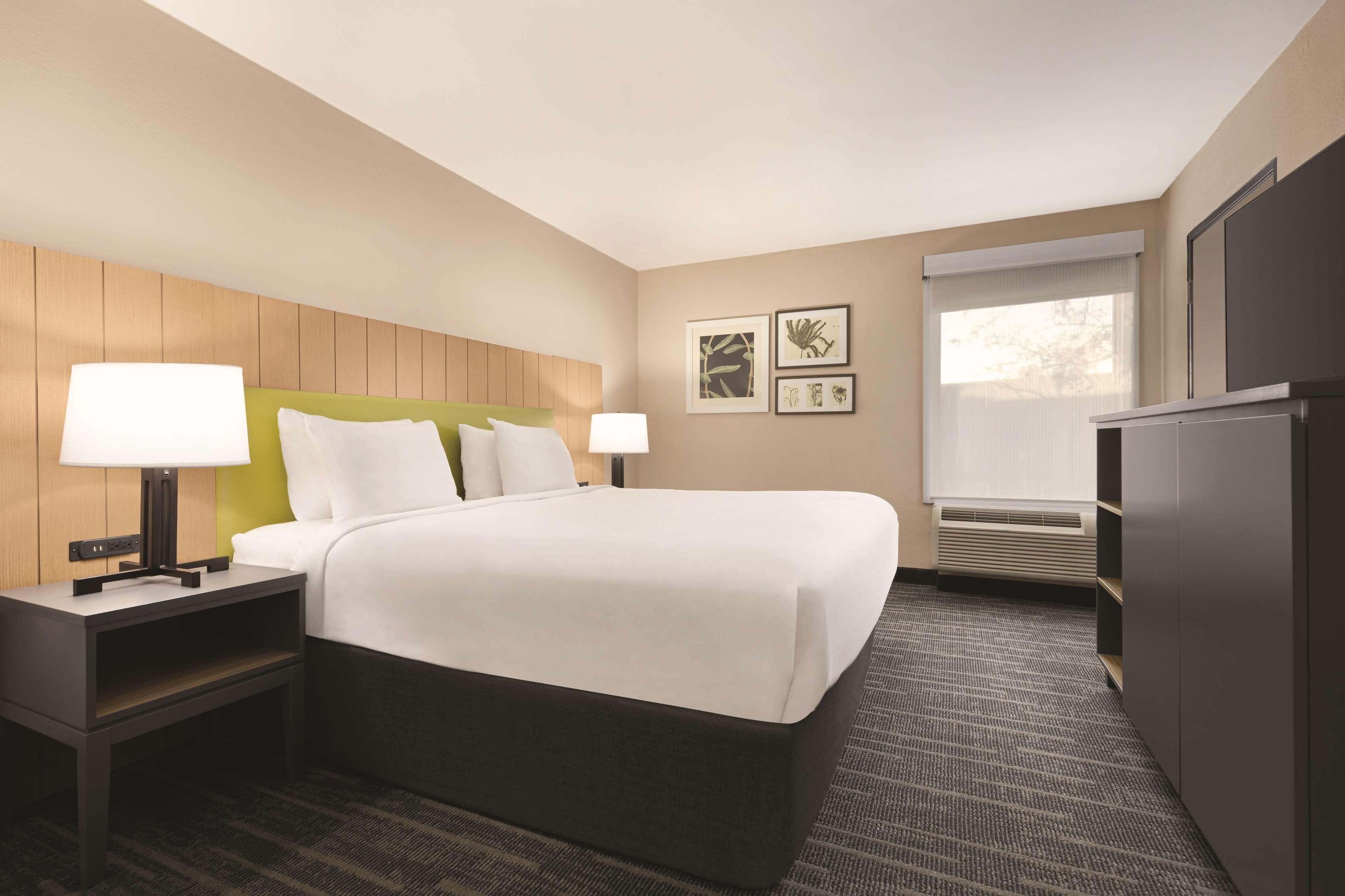 Country Inn & Suites by Radisson, Dunn I-95 - Image 5