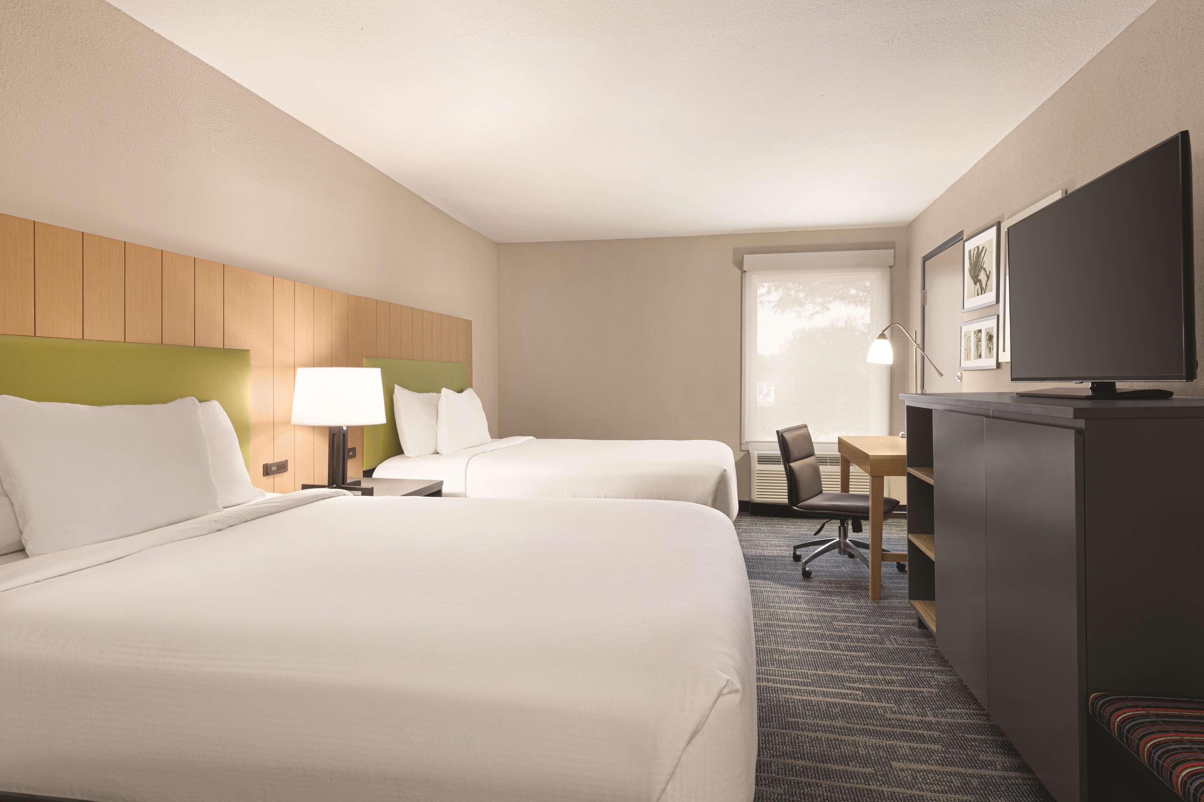 Country Inn & Suites by Radisson, Dunn I-95 - Image 2