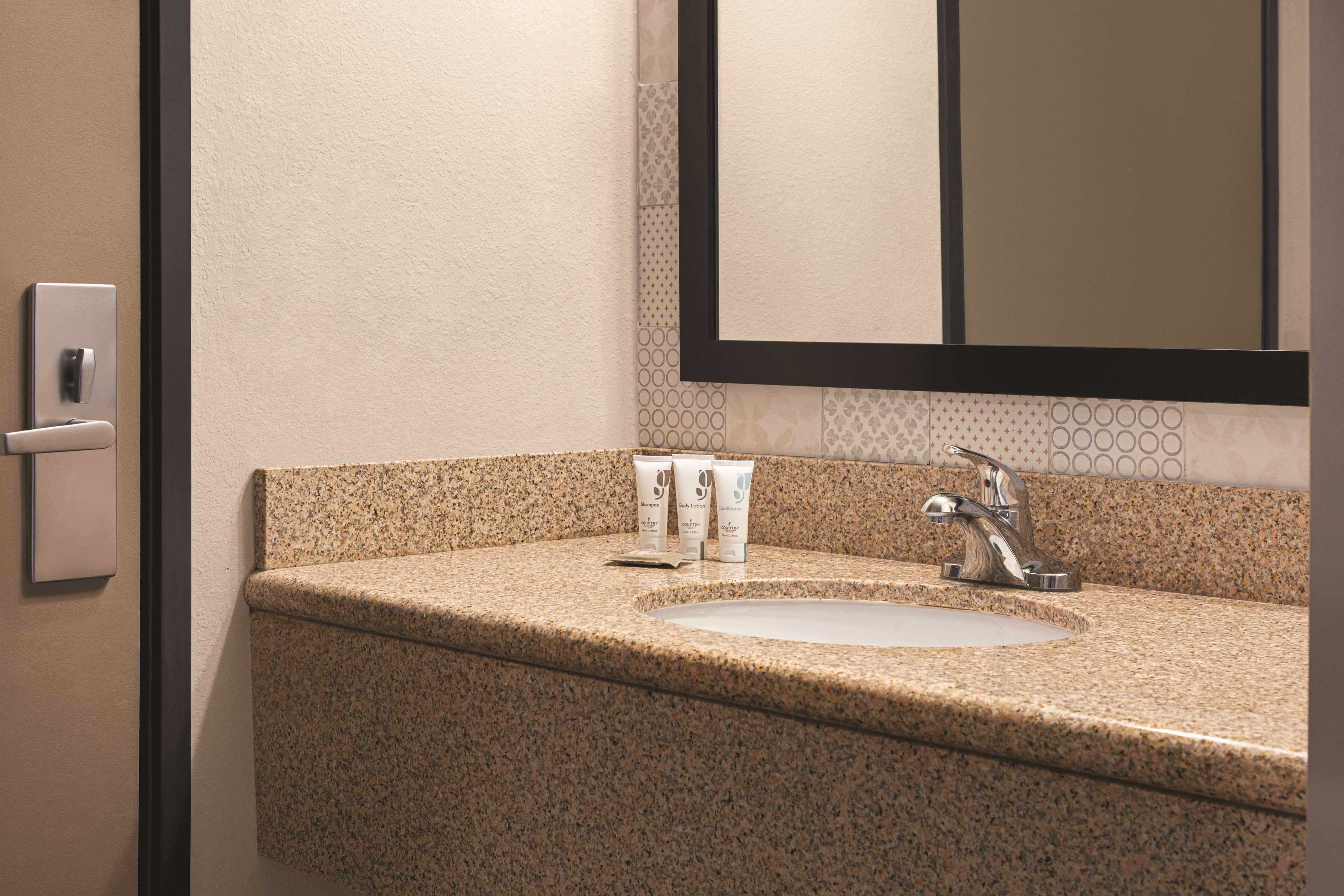 Country Inn & Suites by Radisson, Dunn I-95 - Image 3