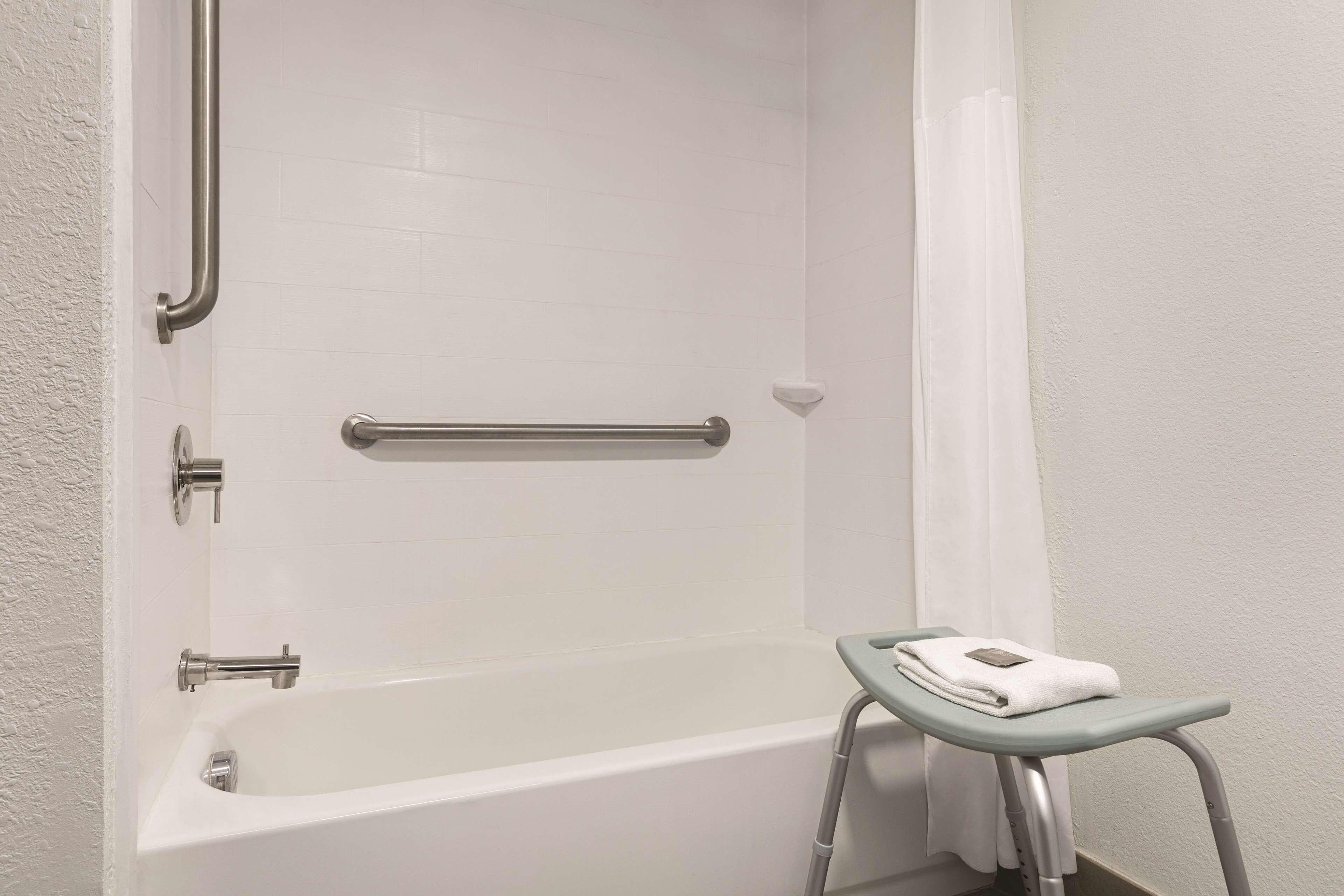 Country Inn & Suites by Radisson, Dunn I-95 — 6