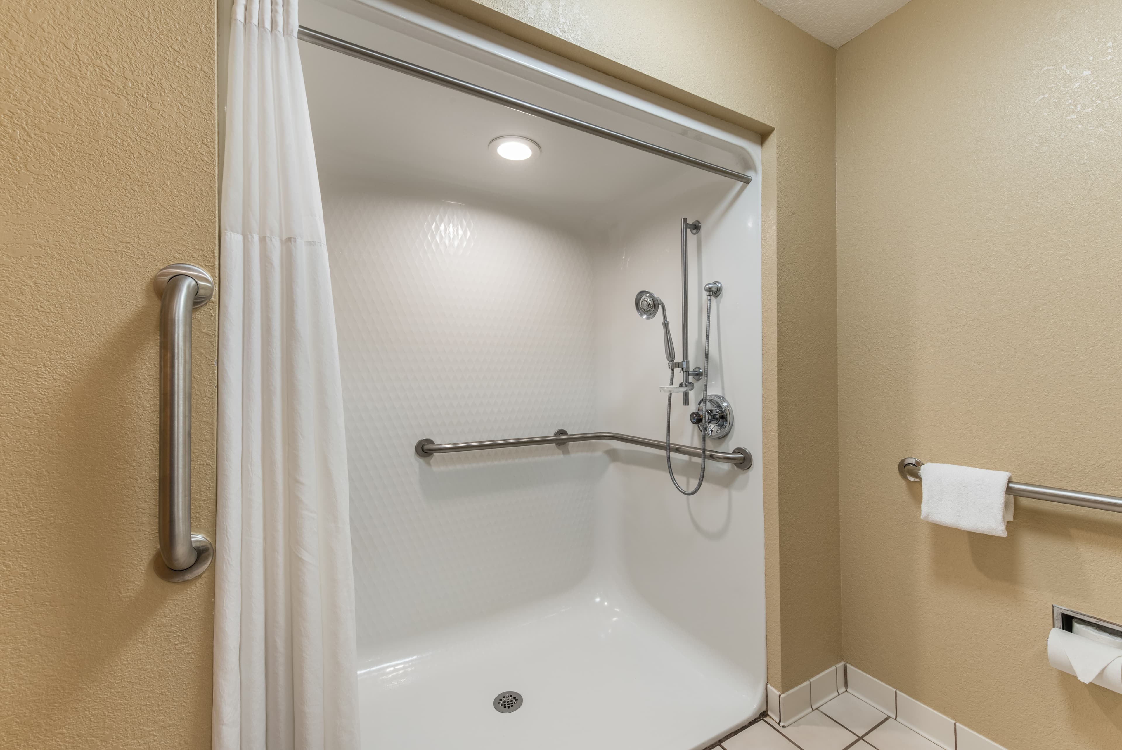 Quality Inn & Suites Hendersonville - Flat Rock — 11