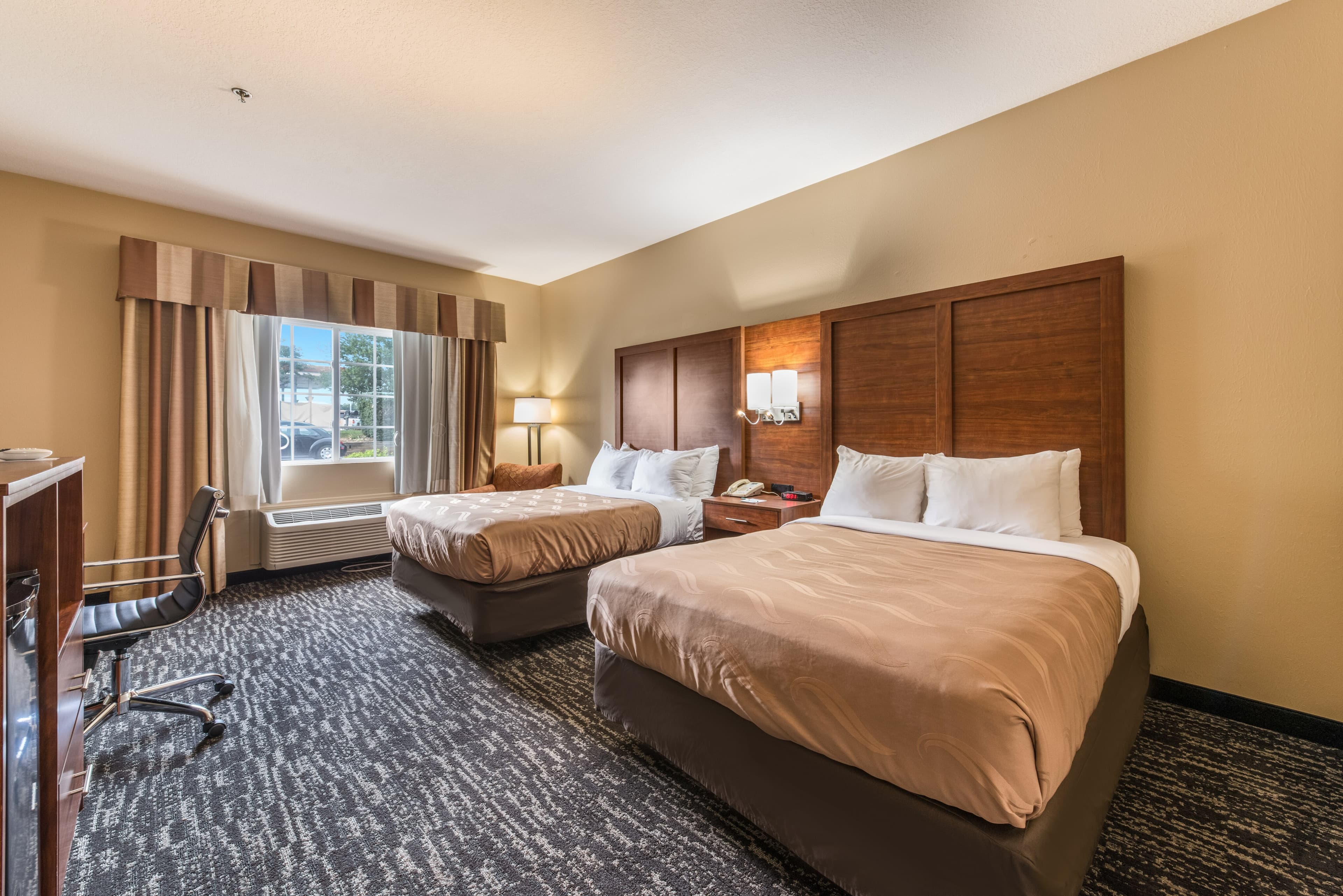 Quality Inn & Suites Hendersonville - Flat Rock - Image 2