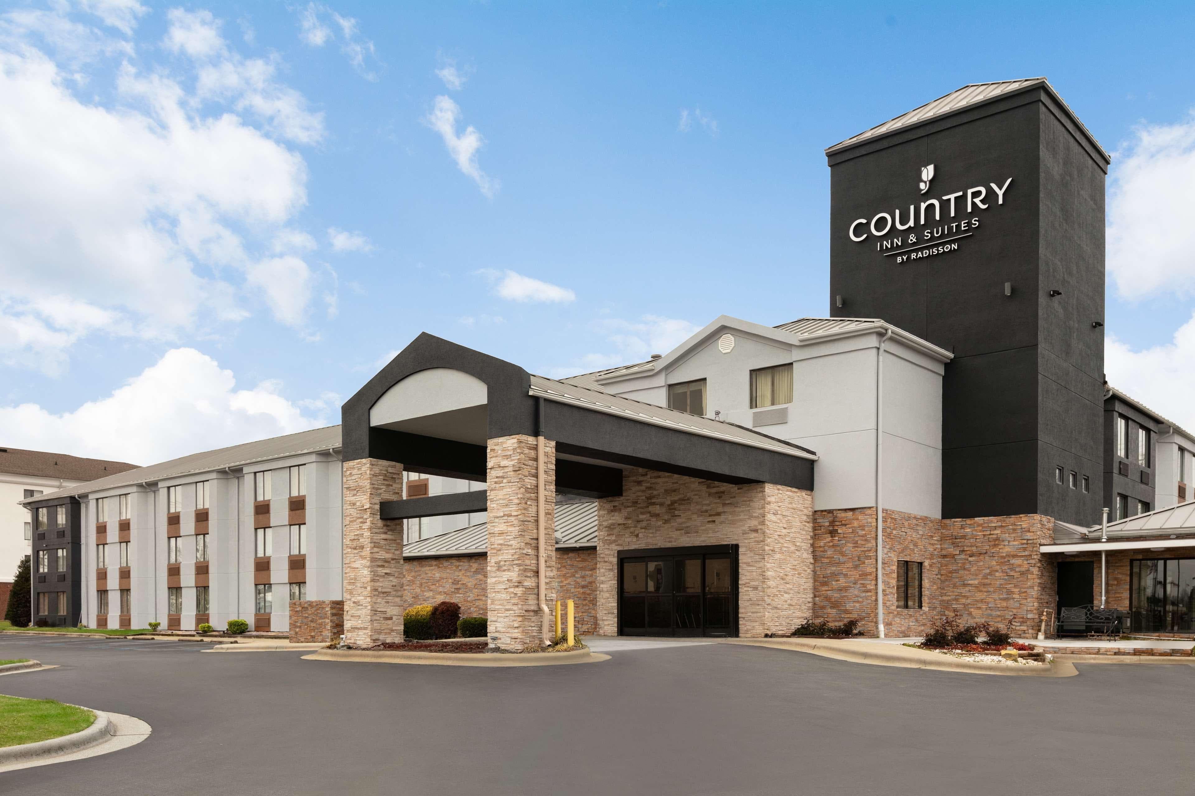 Country Inn & Suites by Radisson, Roanoke Rapids, NC - Image 1