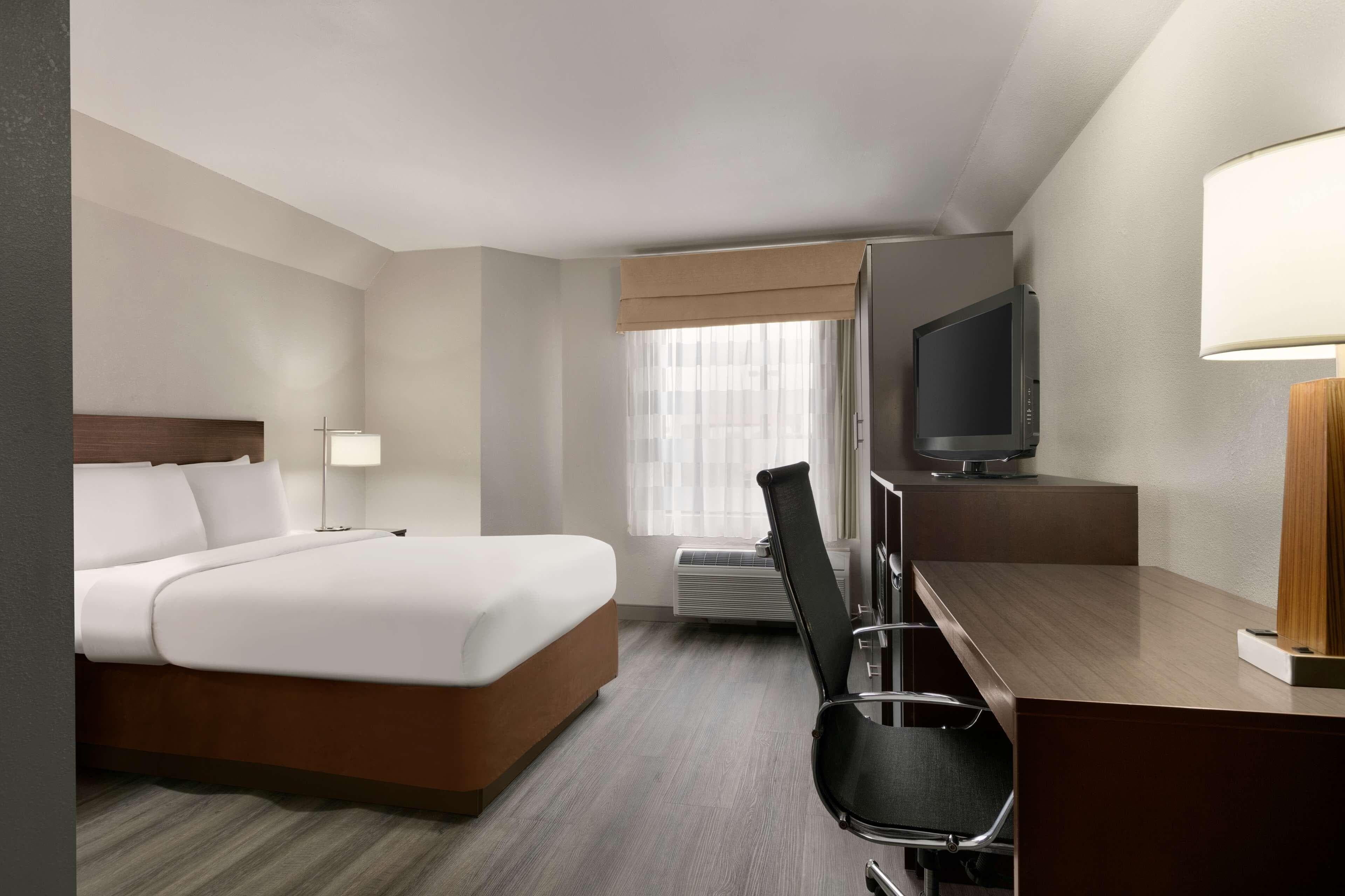 Country Inn & Suites by Radisson, Roanoke Rapids, NC - Image 4