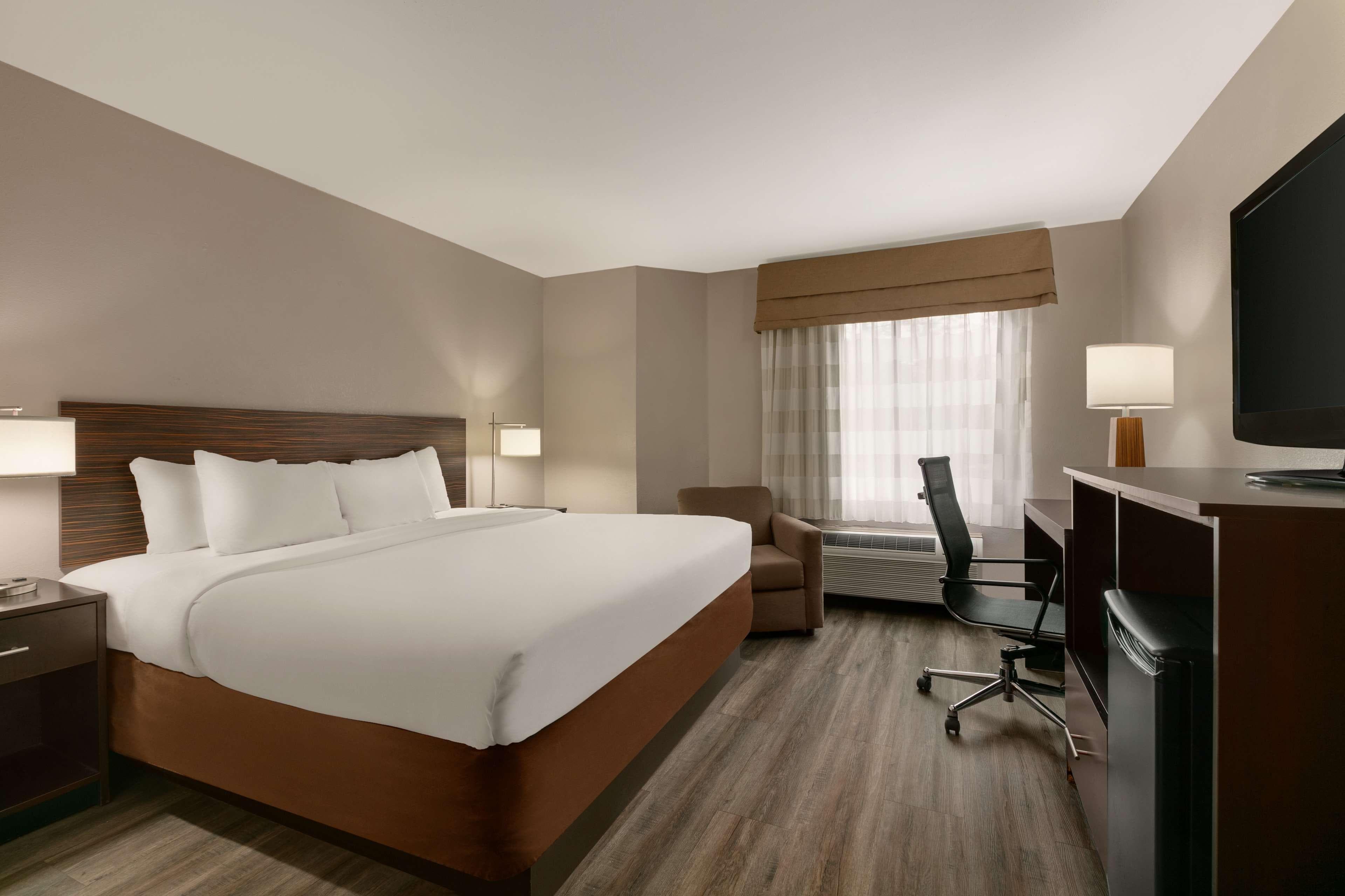Country Inn & Suites by Radisson, Roanoke Rapids, NC — 9