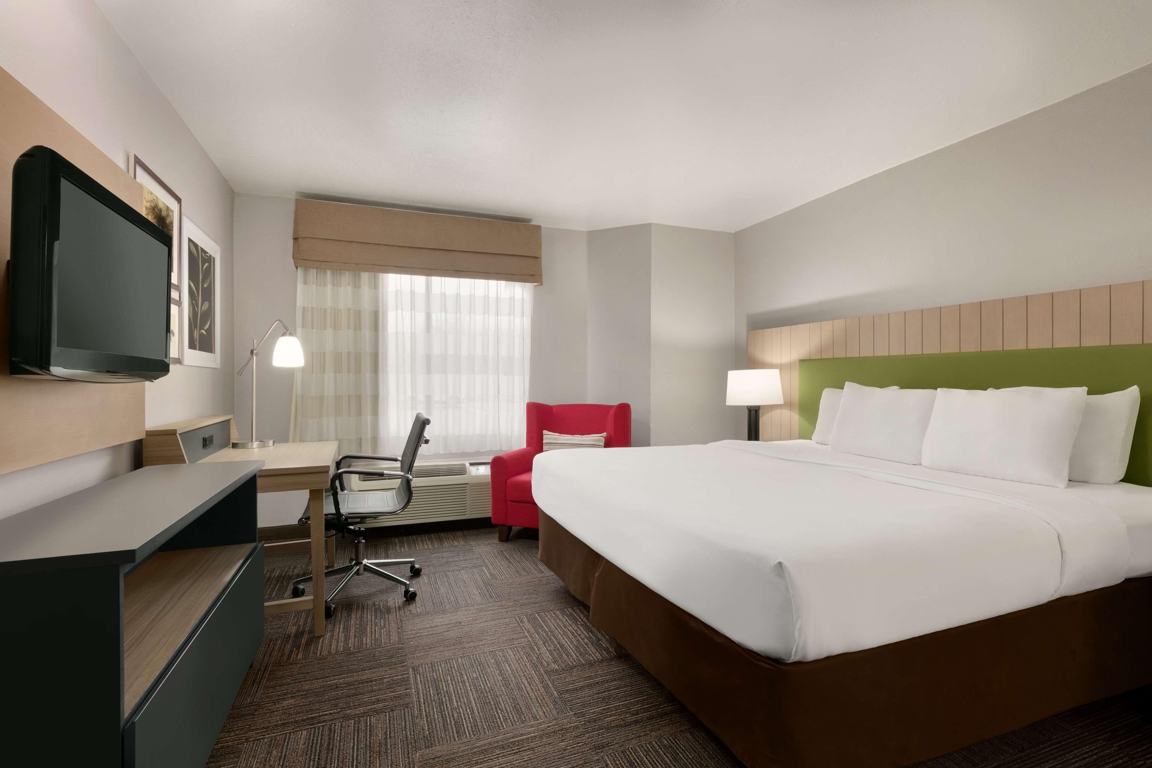 Country Inn & Suites by Radisson, Roanoke Rapids, NC — 10