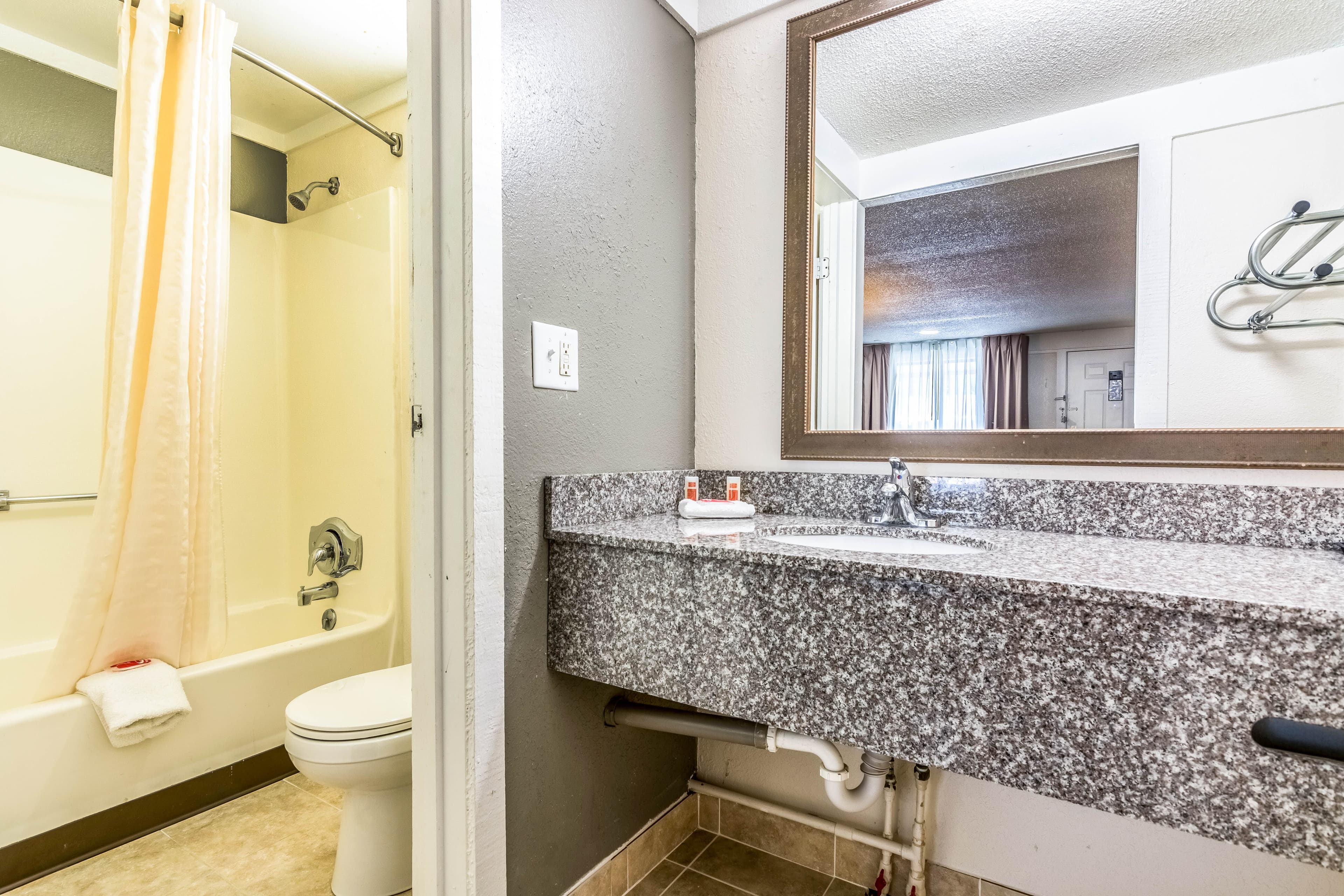 Econo Lodge Gastonia North — 8