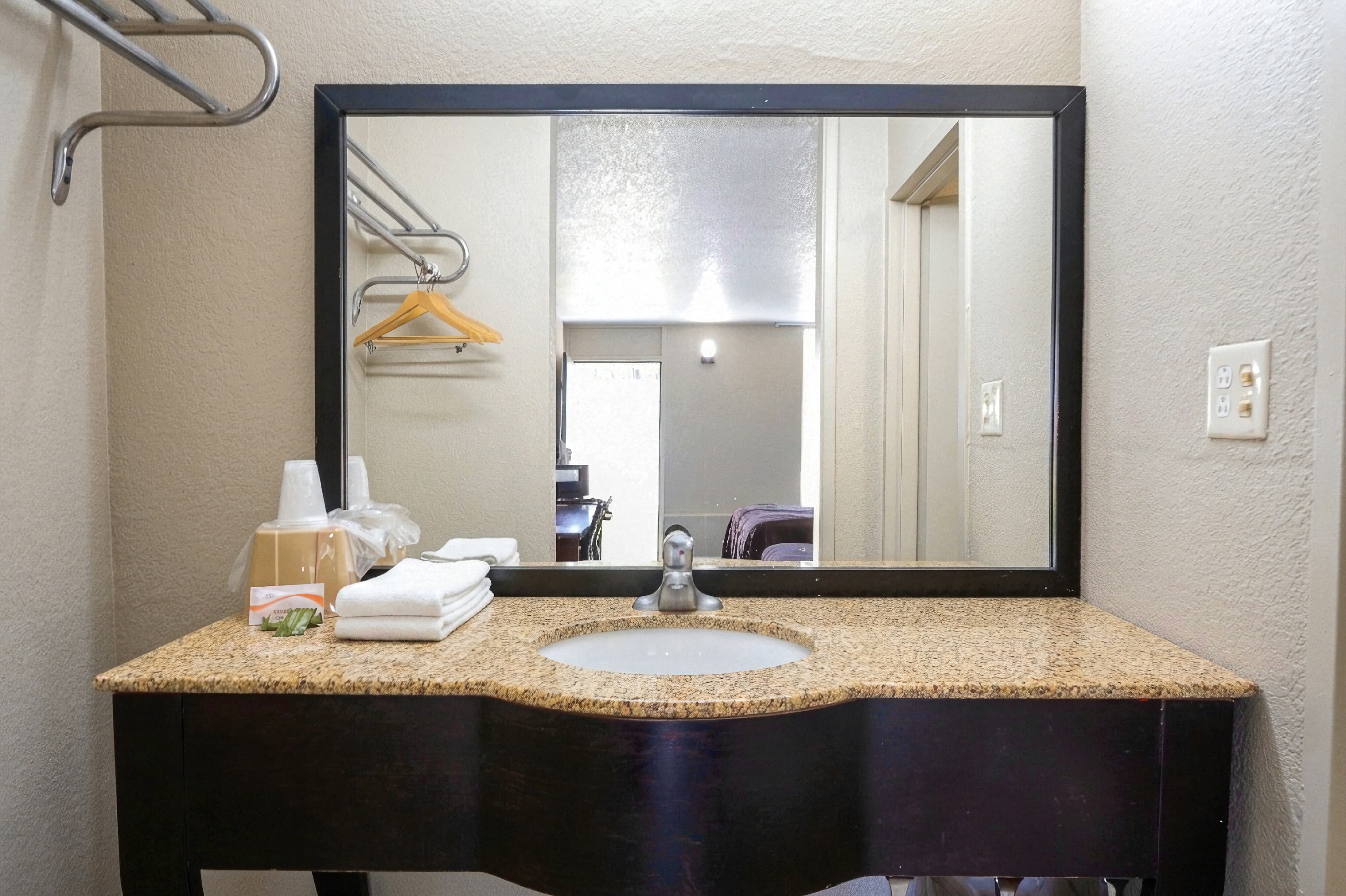 Rodeway Inn Monroe - Image 4