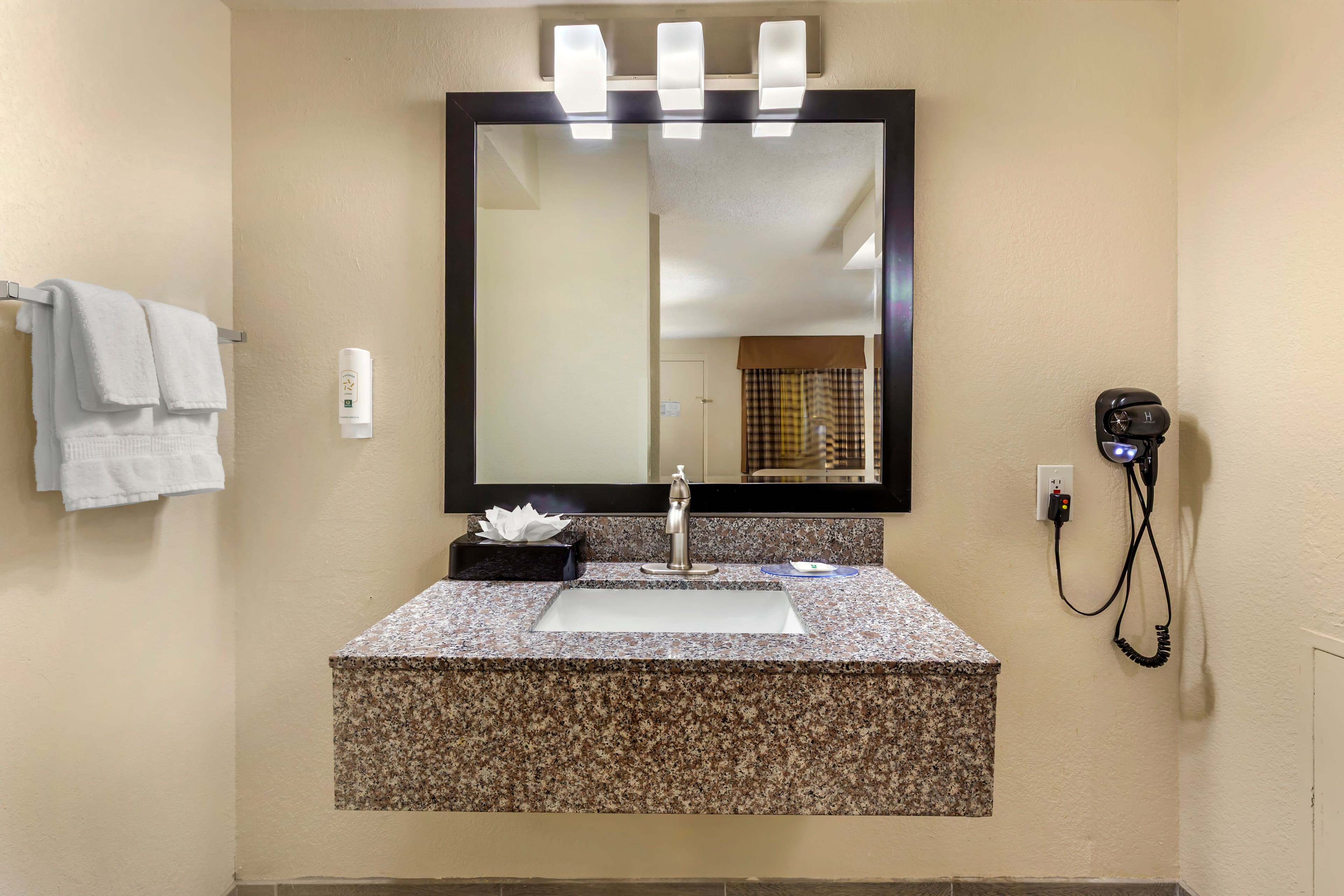 Quality Inn & Suites Spring Lake - Fayetteville near Fort Bragg — 20