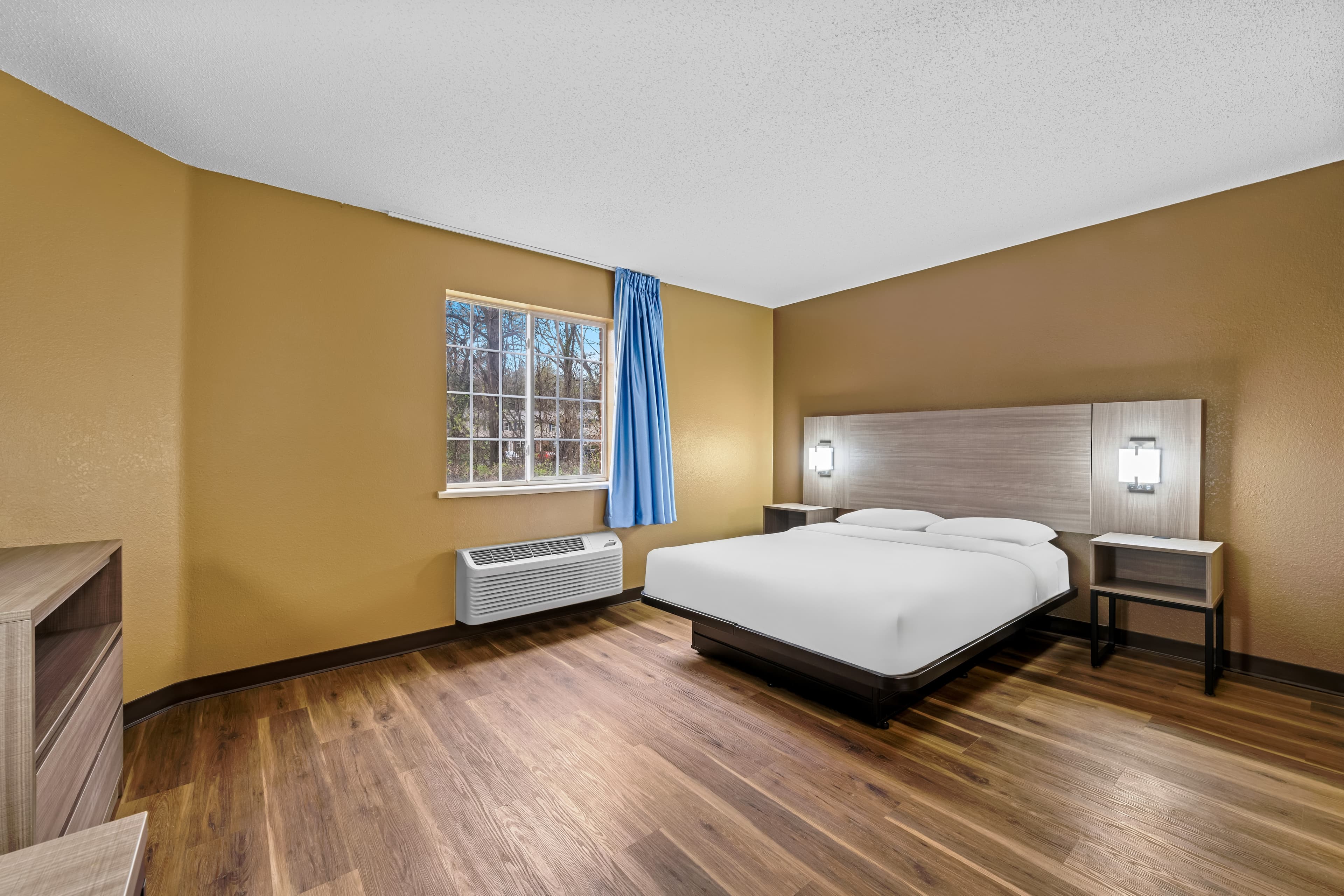 Suburban Studios Charlotte - Executive Park - Image 3