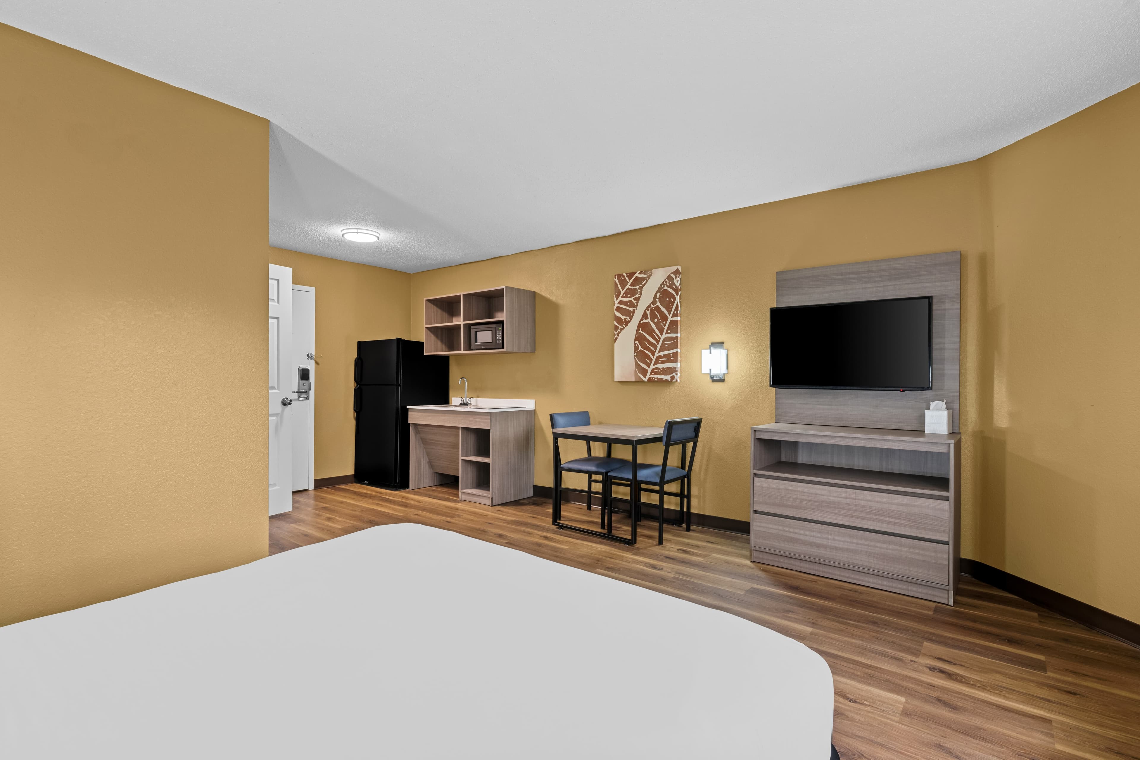 Suburban Studios Charlotte - Executive Park - Image 4